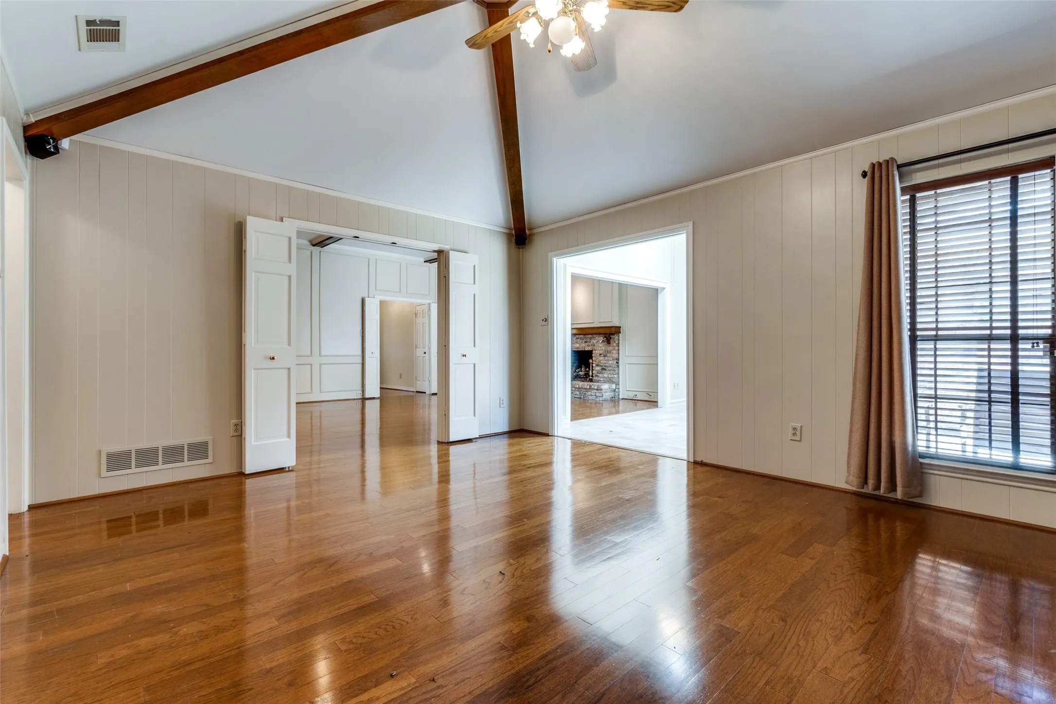 Single Family Residence For Rent in Dallas County , 7010 Northwood Road, Dallas, Texas 75225, 3 Bedroom, 4 Bathroom, 2 Garage spaces, 2,512 Sqft, built in 1979, mls#21411085, Real Estate Agent in Dallas, Homes For Rent in Dallas county, Homes For Rent in Dallas, Realtor in Dallas Texas, Real Estate Brokerage Independent Realty Texas, Luminita Cordes Realtor
