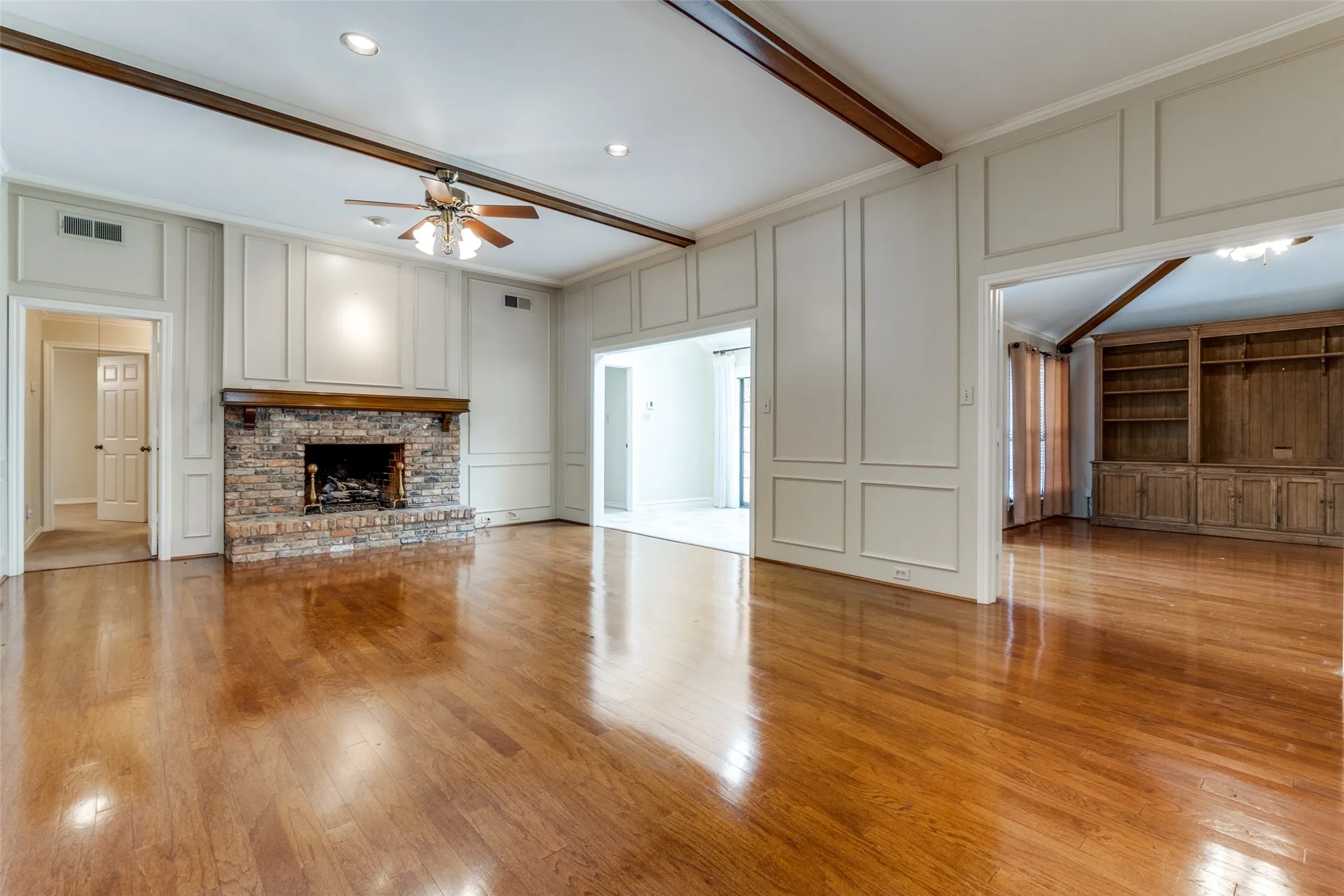 Single Family Residence For Rent in Dallas County , 7010 Northwood Road, Dallas, Texas 75225, 3 Bedroom, 4 Bathroom, 2 Garage spaces, 2,512 Sqft, built in 1979, mls#21411085, Real Estate Agent in Dallas, Homes For Rent in Dallas county, Homes For Rent in Dallas, Realtor in Dallas Texas, Real Estate Brokerage Independent Realty Texas, Luminita Cordes Realtor
