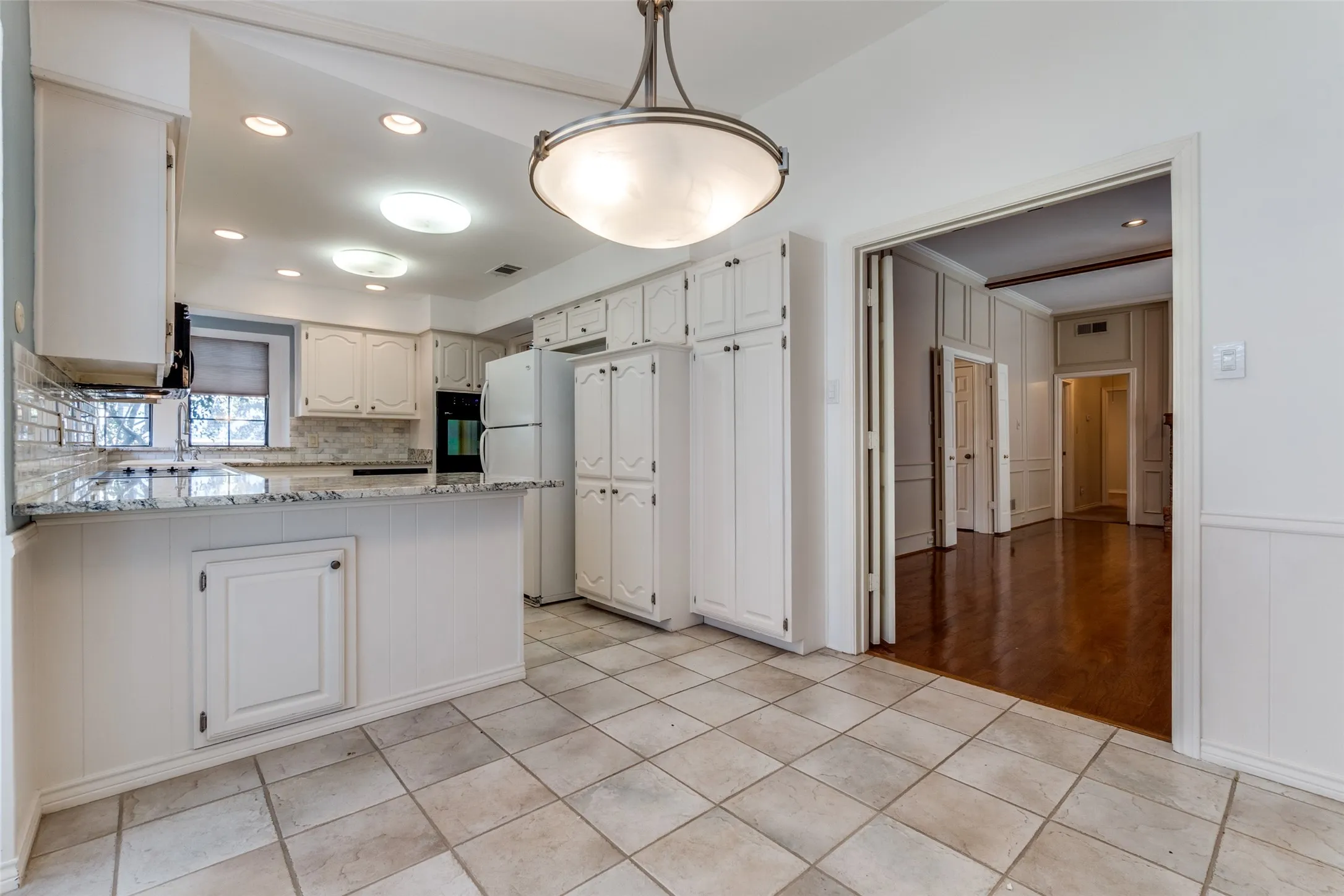 Single Family Residence For Rent in Dallas County , 7010 Northwood Road, Dallas, Texas 75225, 3 Bedroom, 4 Bathroom, 2 Garage spaces, 2,512 Sqft, built in 1979, mls#21411085, Real Estate Agent in Dallas, Homes For Rent in Dallas county, Homes For Rent in Dallas, Realtor in Dallas Texas, Real Estate Brokerage Independent Realty Texas, Luminita Cordes Realtor