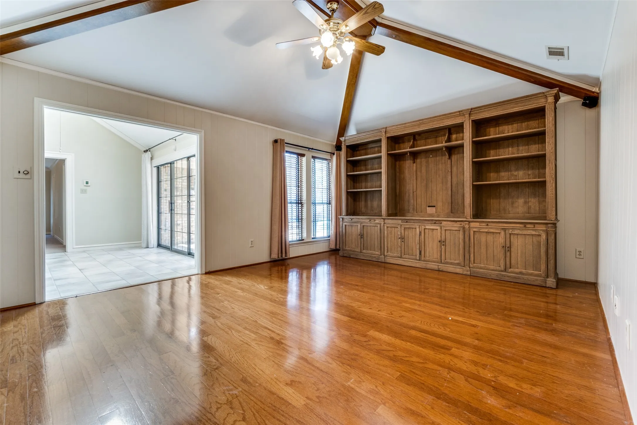 Single Family Residence For Rent in Dallas County , 7010 Northwood Road, Dallas, Texas 75225, 3 Bedroom, 4 Bathroom, 2 Garage spaces, 2,512 Sqft, built in 1979, mls#21411085, Real Estate Agent in Dallas, Homes For Rent in Dallas county, Homes For Rent in Dallas, Realtor in Dallas Texas, Real Estate Brokerage Independent Realty Texas, Luminita Cordes Realtor