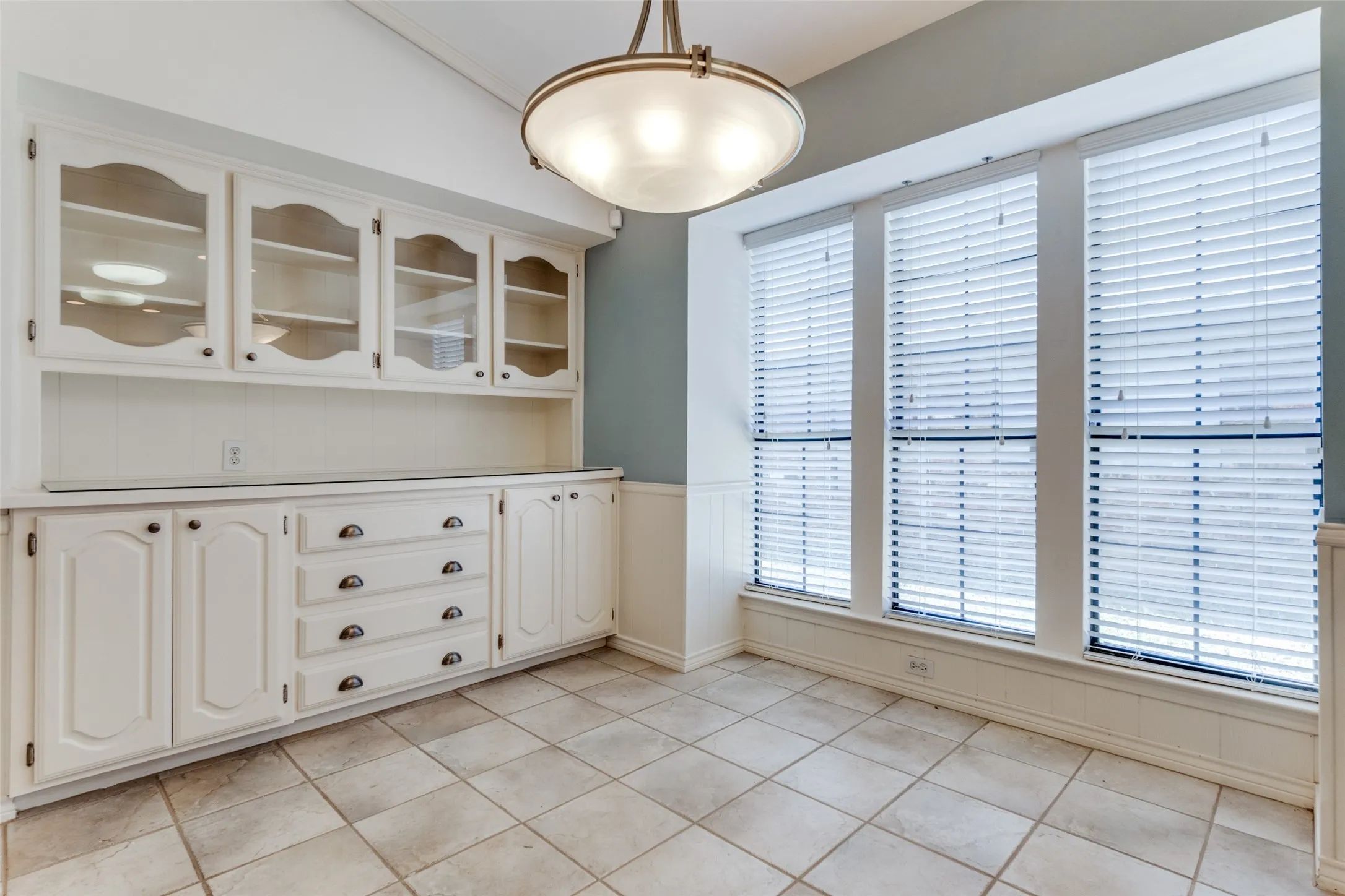 Single Family Residence For Rent in Dallas County , 7010 Northwood Road, Dallas, Texas 75225, 3 Bedroom, 4 Bathroom, 2 Garage spaces, 2,512 Sqft, built in 1979, mls#21411085, Real Estate Agent in Dallas, Homes For Rent in Dallas county, Homes For Rent in Dallas, Realtor in Dallas Texas, Real Estate Brokerage Independent Realty Texas, Luminita Cordes Realtor