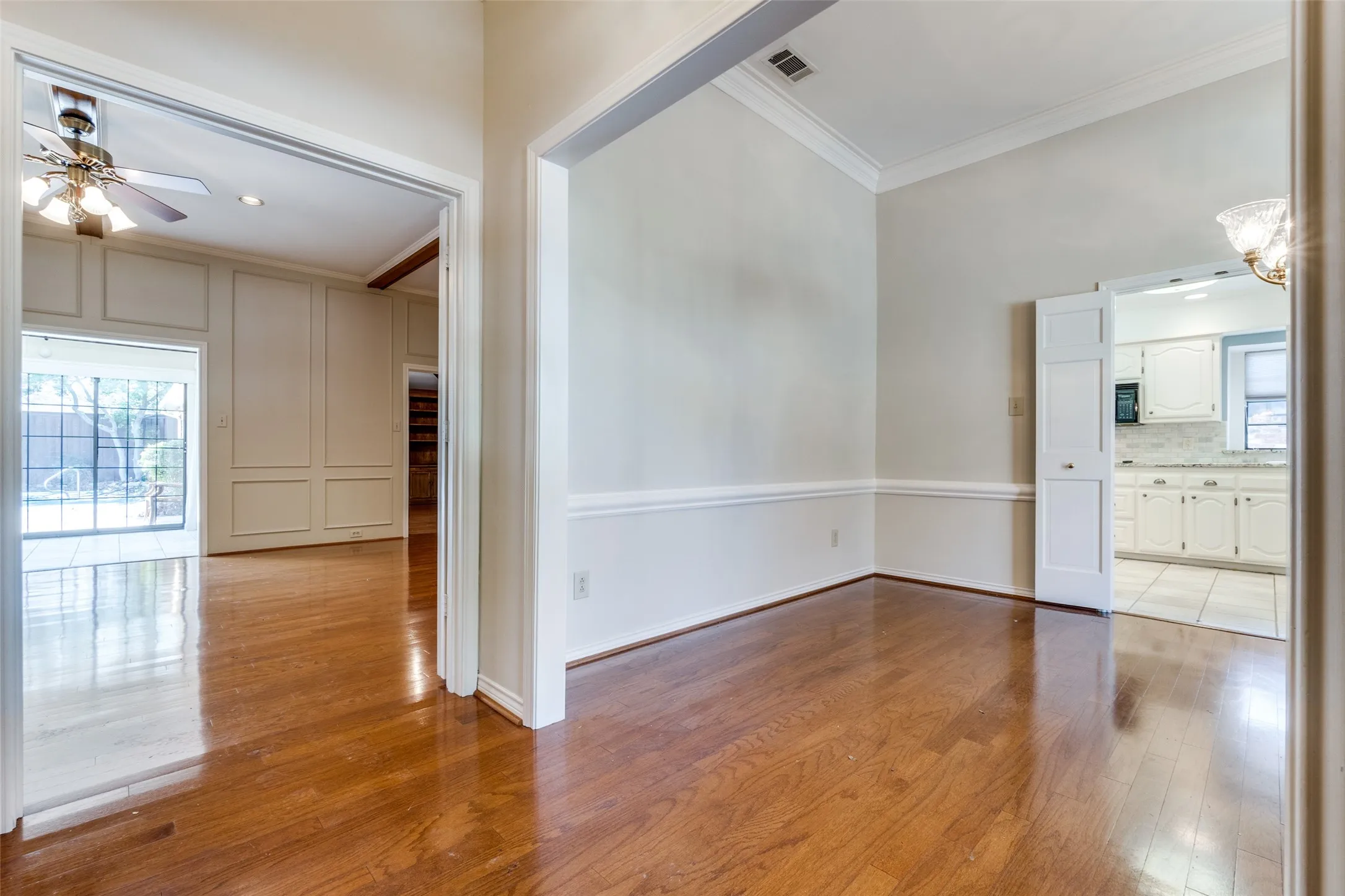 Single Family Residence For Rent in Dallas County , 7010 Northwood Road, Dallas, Texas 75225, 3 Bedroom, 4 Bathroom, 2 Garage spaces, 2,512 Sqft, built in 1979, mls#21411085, Real Estate Agent in Dallas, Homes For Rent in Dallas county, Homes For Rent in Dallas, Realtor in Dallas Texas, Real Estate Brokerage Independent Realty Texas, Luminita Cordes Realtor