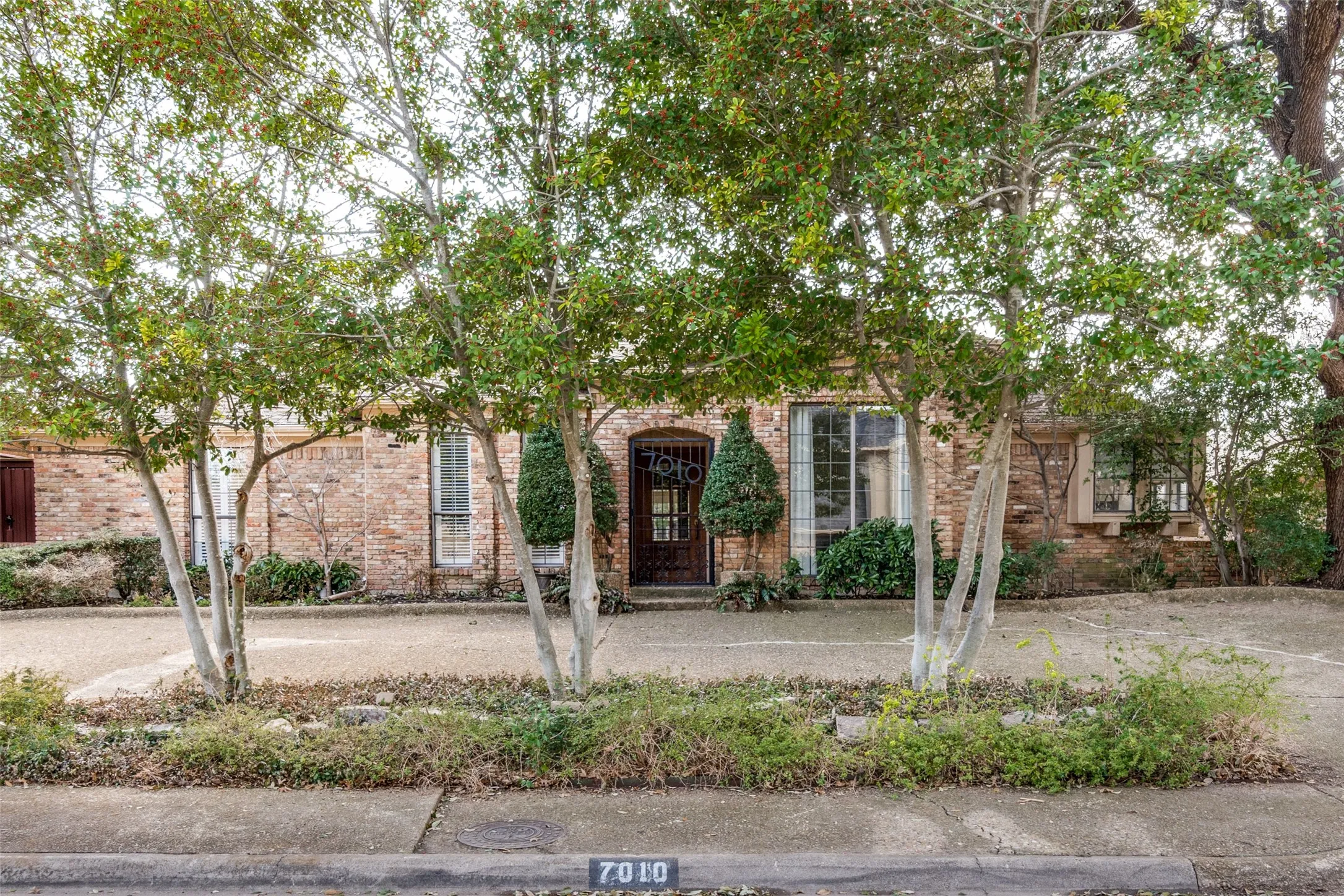 Single Family Residence For Rent in Dallas County , 7010 Northwood Road, Dallas, Texas 75225, 3 Bedroom, 4 Bathroom, 2 Garage spaces, 2,512 Sqft, built in 1979, mls#21411085, Real Estate Agent in Dallas, Homes For Rent in Dallas county, Homes For Rent in Dallas, Realtor in Dallas Texas, Real Estate Brokerage Independent Realty Texas, Luminita Cordes Realtor