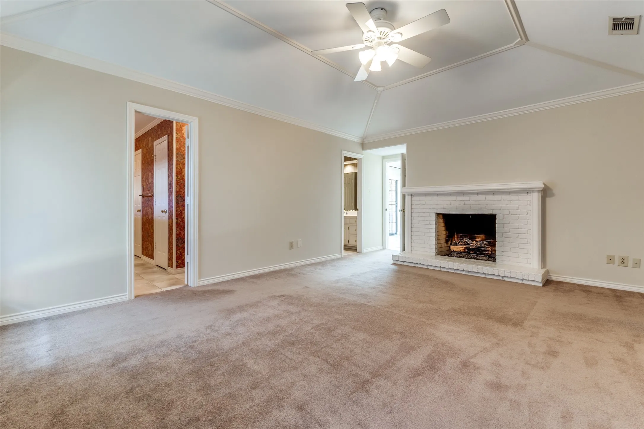 Single Family Residence For Rent in Dallas County , 7010 Northwood Road, Dallas, Texas 75225, 3 Bedroom, 4 Bathroom, 2 Garage spaces, 2,512 Sqft, built in 1979, mls#21411085, Real Estate Agent in Dallas, Homes For Rent in Dallas county, Homes For Rent in Dallas, Realtor in Dallas Texas, Real Estate Brokerage Independent Realty Texas, Luminita Cordes Realtor