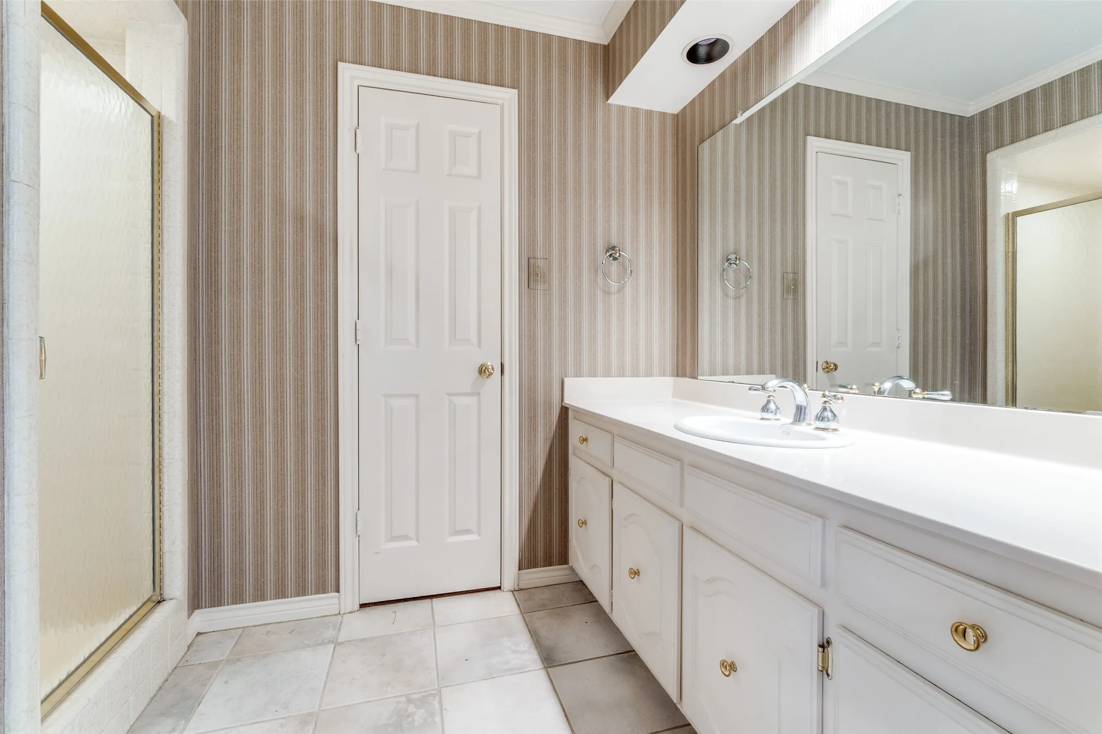 Single Family Residence For Rent in Dallas County , 7010 Northwood Road, Dallas, Texas 75225, 3 Bedroom, 4 Bathroom, 2 Garage spaces, 2,512 Sqft, built in 1979, mls#21411085, Real Estate Agent in Dallas, Homes For Rent in Dallas county, Homes For Rent in Dallas, Realtor in Dallas Texas, Real Estate Brokerage Independent Realty Texas, Luminita Cordes Realtor