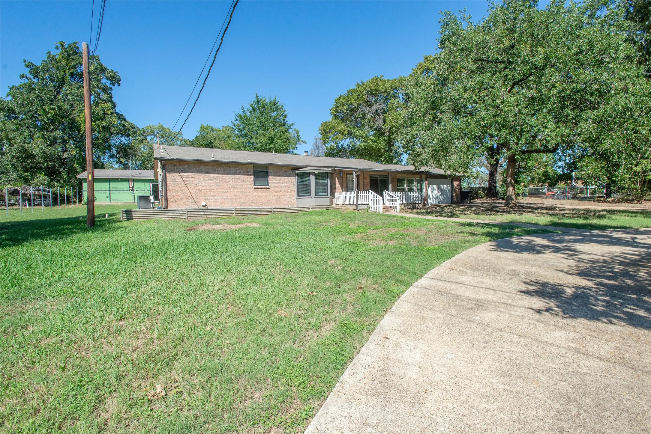 Single Family Residence For Sale in Henderson County , 210 Lake Front Drive, Mabank, Texas 75156, 2 Bedroom, 2 Bathroom, 1 Garage spaces, 1,964 Sqft, built in 1983, mls#21406993, Real Estate Agent in Mabank, Homes For Sale in Henderson county, Homes For Sale in Mabank, Realtor in Mabank Texas, Real Estate Brokerage Independent Realty Texas, Luminita Cordes Realtor
