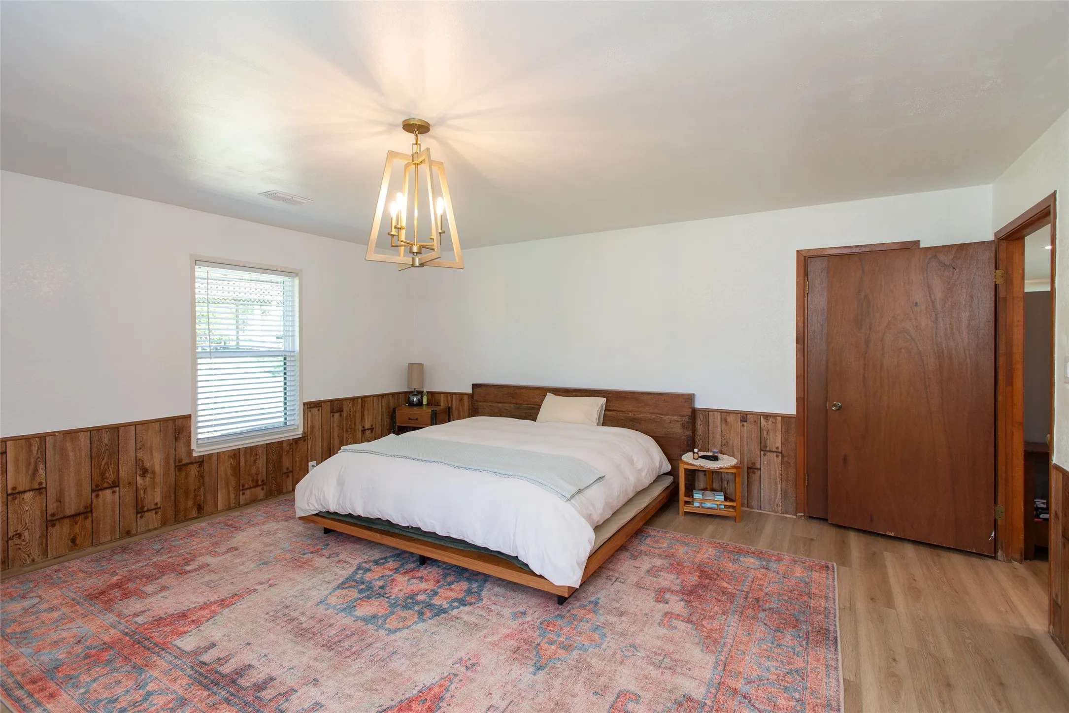 Single Family Residence For Sale in Henderson County , 210 Lake Front Drive, Mabank, Texas 75156, 2 Bedroom, 2 Bathroom, 1 Garage spaces, 1,964 Sqft, built in 1983, mls#21406993, Real Estate Agent in Mabank, Homes For Sale in Henderson county, Homes For Sale in Mabank, Realtor in Mabank Texas, Real Estate Brokerage Independent Realty Texas, Luminita Cordes Realtor