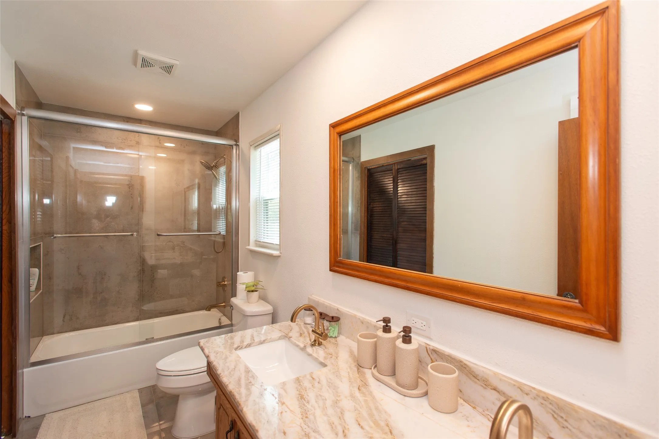 Single Family Residence For Sale in Henderson County , 210 Lake Front Drive, Mabank, Texas 75156, 2 Bedroom, 2 Bathroom, 1 Garage spaces, 1,964 Sqft, built in 1983, mls#21406993, Real Estate Agent in Mabank, Homes For Sale in Henderson county, Homes For Sale in Mabank, Realtor in Mabank Texas, Real Estate Brokerage Independent Realty Texas, Luminita Cordes Realtor