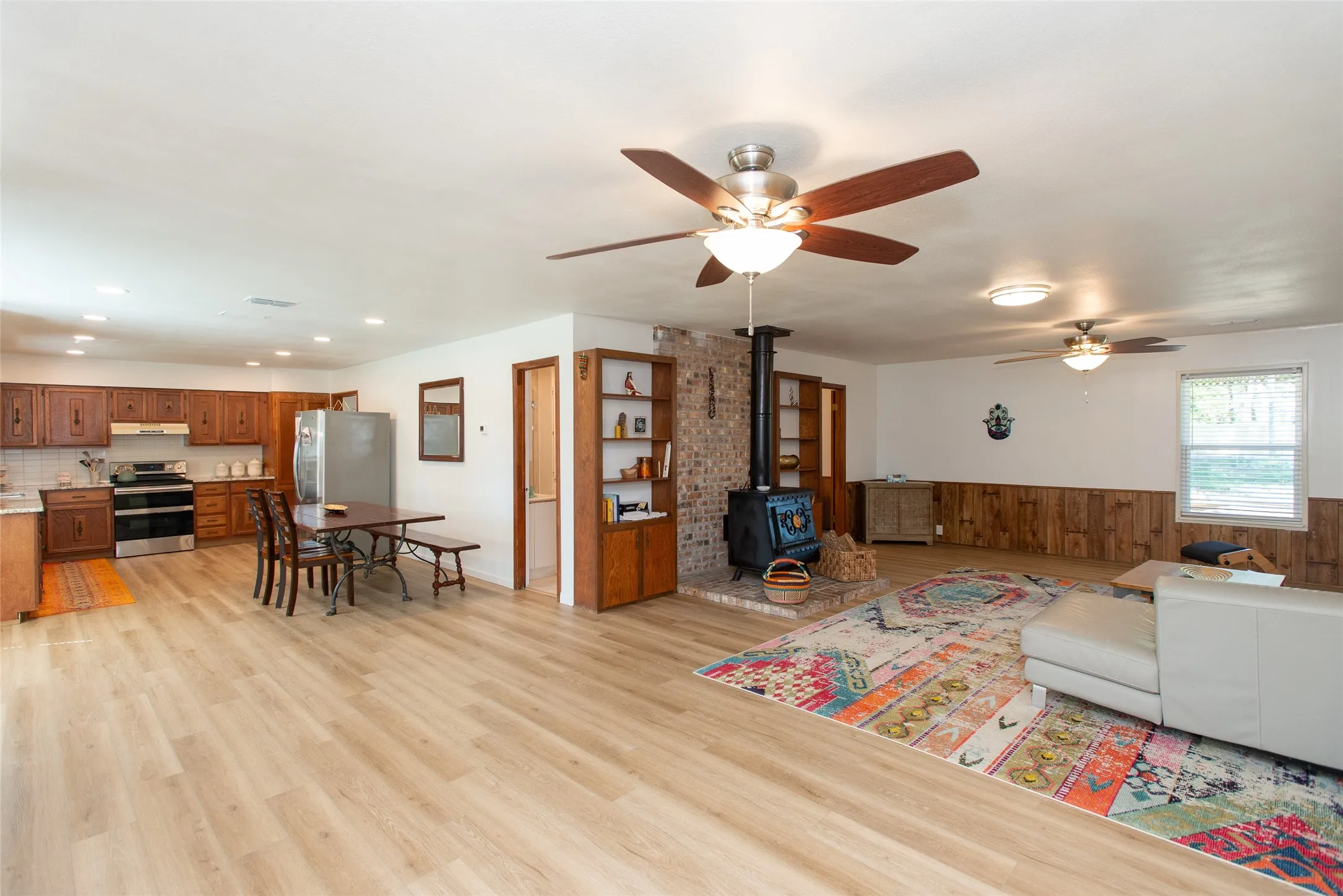 Single Family Residence For Sale in Henderson County , 210 Lake Front Drive, Mabank, Texas 75156, 2 Bedroom, 2 Bathroom, 1 Garage spaces, 1,964 Sqft, built in 1983, mls#21406993, Real Estate Agent in Mabank, Homes For Sale in Henderson county, Homes For Sale in Mabank, Realtor in Mabank Texas, Real Estate Brokerage Independent Realty Texas, Luminita Cordes Realtor