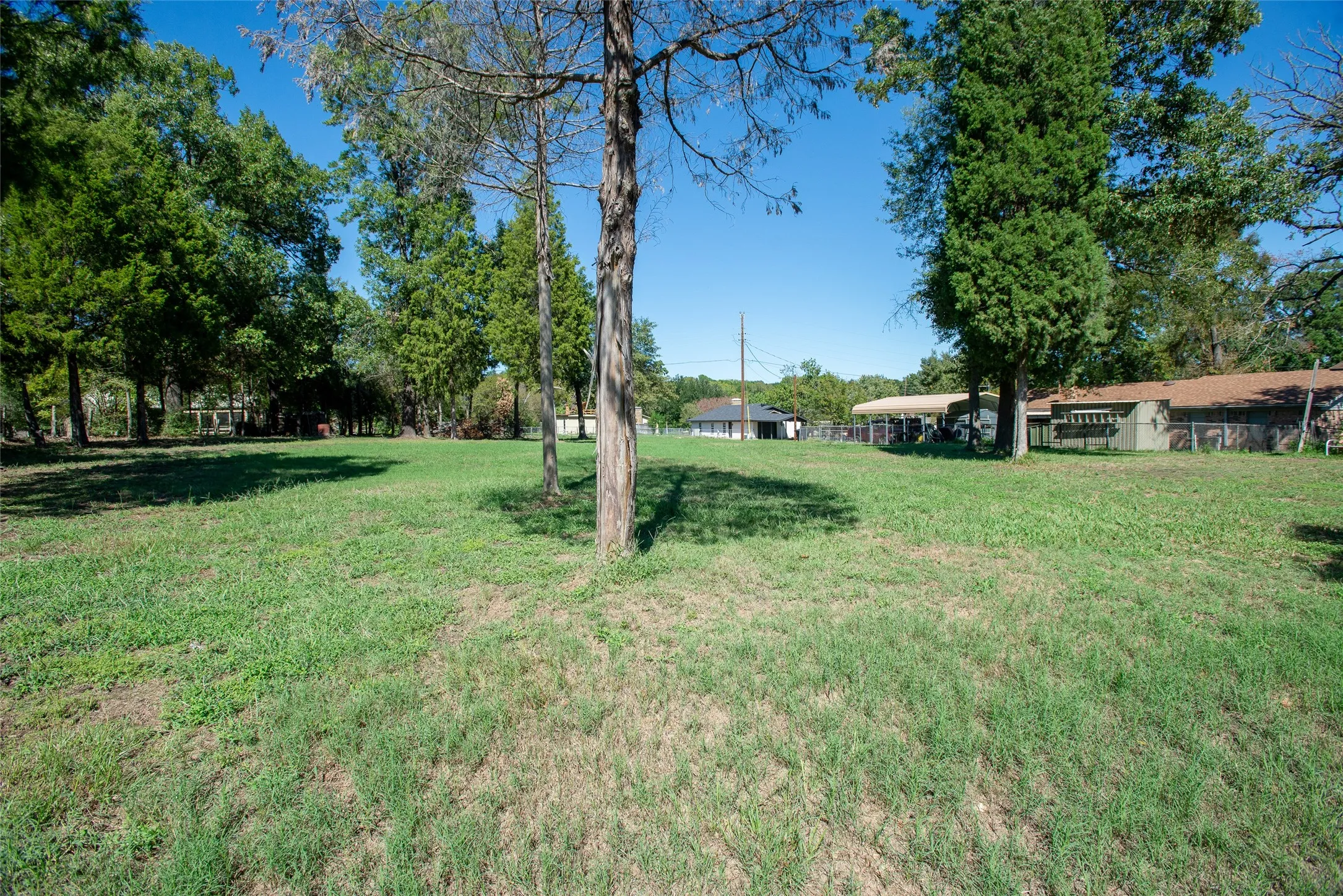 Single Family Residence For Sale in Henderson County , 210 Lake Front Drive, Mabank, Texas 75156, 2 Bedroom, 2 Bathroom, 1 Garage spaces, 1,964 Sqft, built in 1983, mls#21406993, Real Estate Agent in Mabank, Homes For Sale in Henderson county, Homes For Sale in Mabank, Realtor in Mabank Texas, Real Estate Brokerage Independent Realty Texas, Luminita Cordes Realtor