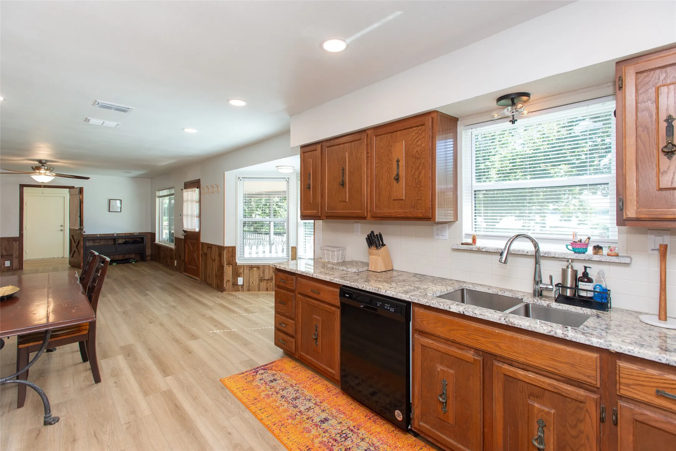 Single Family Residence For Sale in Henderson County , 210 Lake Front Drive, Mabank, Texas 75156, 2 Bedroom, 2 Bathroom, 1 Garage spaces, 1,964 Sqft, built in 1983, mls#21406993, Real Estate Agent in Mabank, Homes For Sale in Henderson county, Homes For Sale in Mabank, Realtor in Mabank Texas, Real Estate Brokerage Independent Realty Texas, Luminita Cordes Realtor