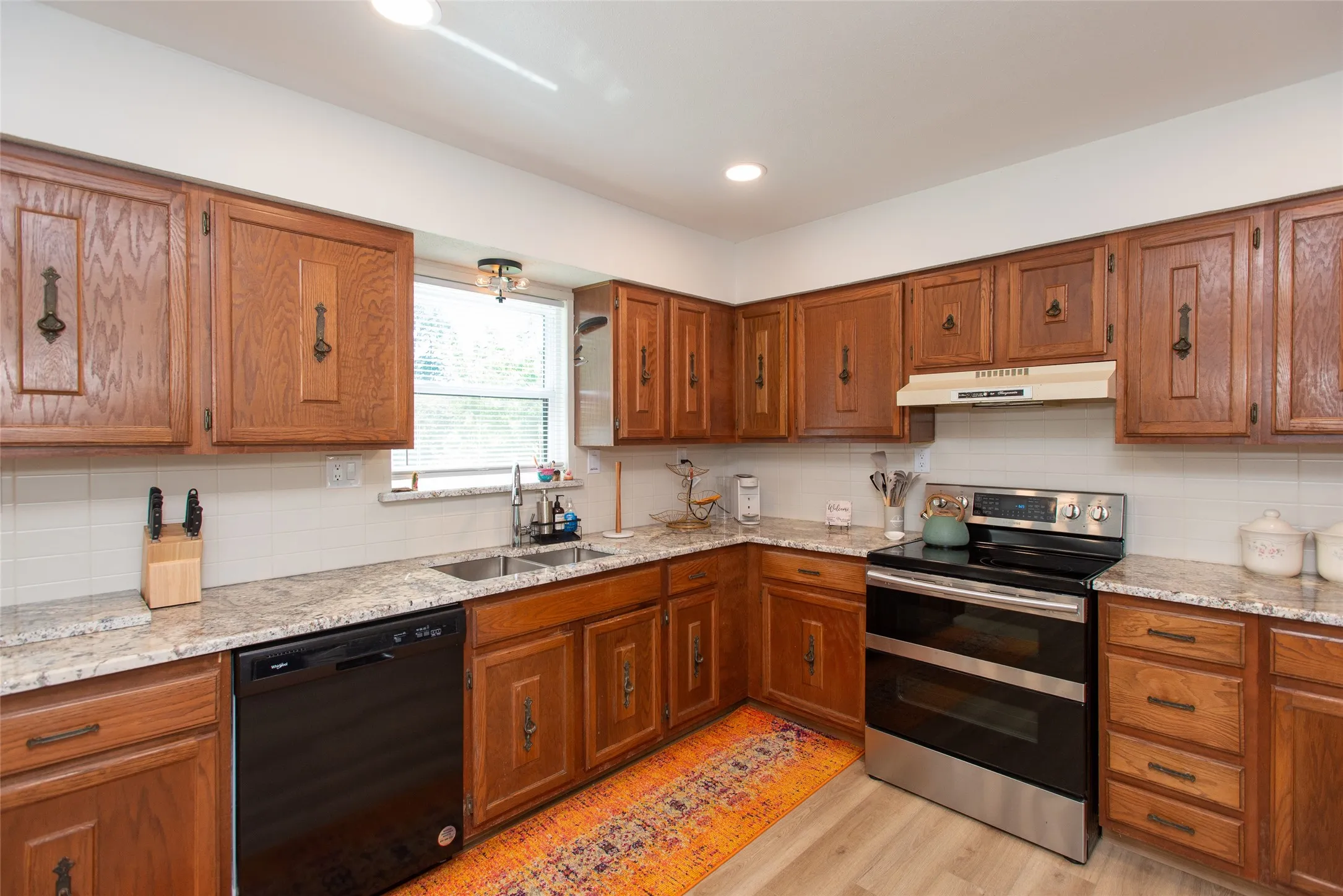 Single Family Residence For Sale in Henderson County , 210 Lake Front Drive, Mabank, Texas 75156, 2 Bedroom, 2 Bathroom, 1 Garage spaces, 1,964 Sqft, built in 1983, mls#21406993, Real Estate Agent in Mabank, Homes For Sale in Henderson county, Homes For Sale in Mabank, Realtor in Mabank Texas, Real Estate Brokerage Independent Realty Texas, Luminita Cordes Realtor