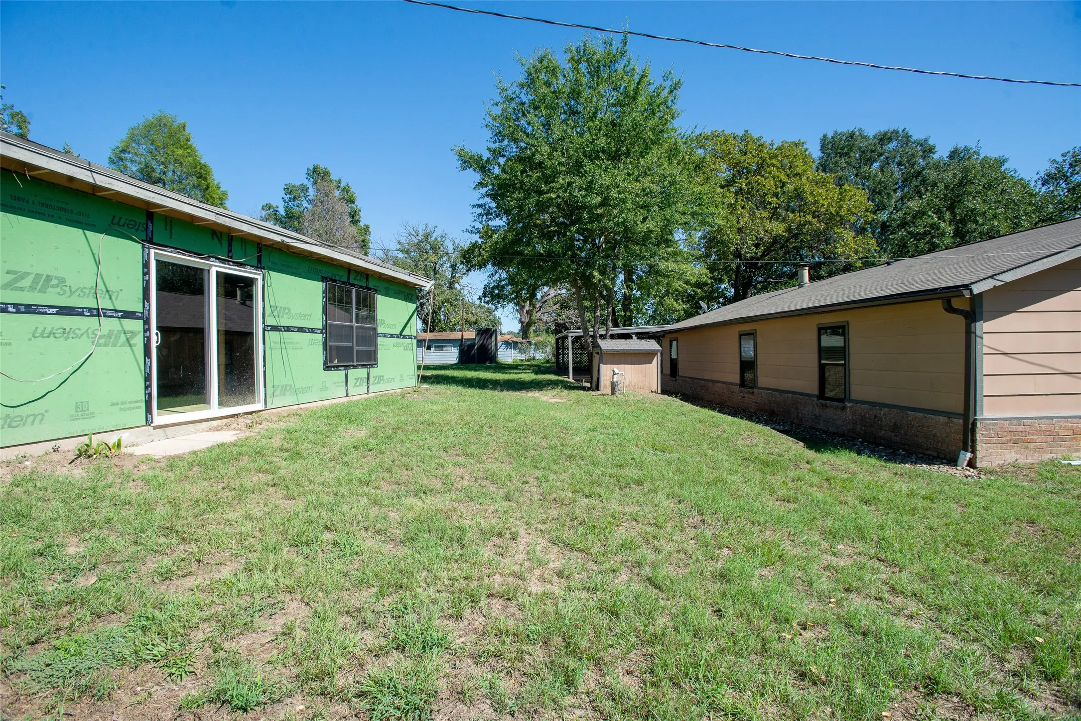 Single Family Residence For Sale in Henderson County , 210 Lake Front Drive, Mabank, Texas 75156, 2 Bedroom, 2 Bathroom, 1 Garage spaces, 1,964 Sqft, built in 1983, mls#21406993, Real Estate Agent in Mabank, Homes For Sale in Henderson county, Homes For Sale in Mabank, Realtor in Mabank Texas, Real Estate Brokerage Independent Realty Texas, Luminita Cordes Realtor
