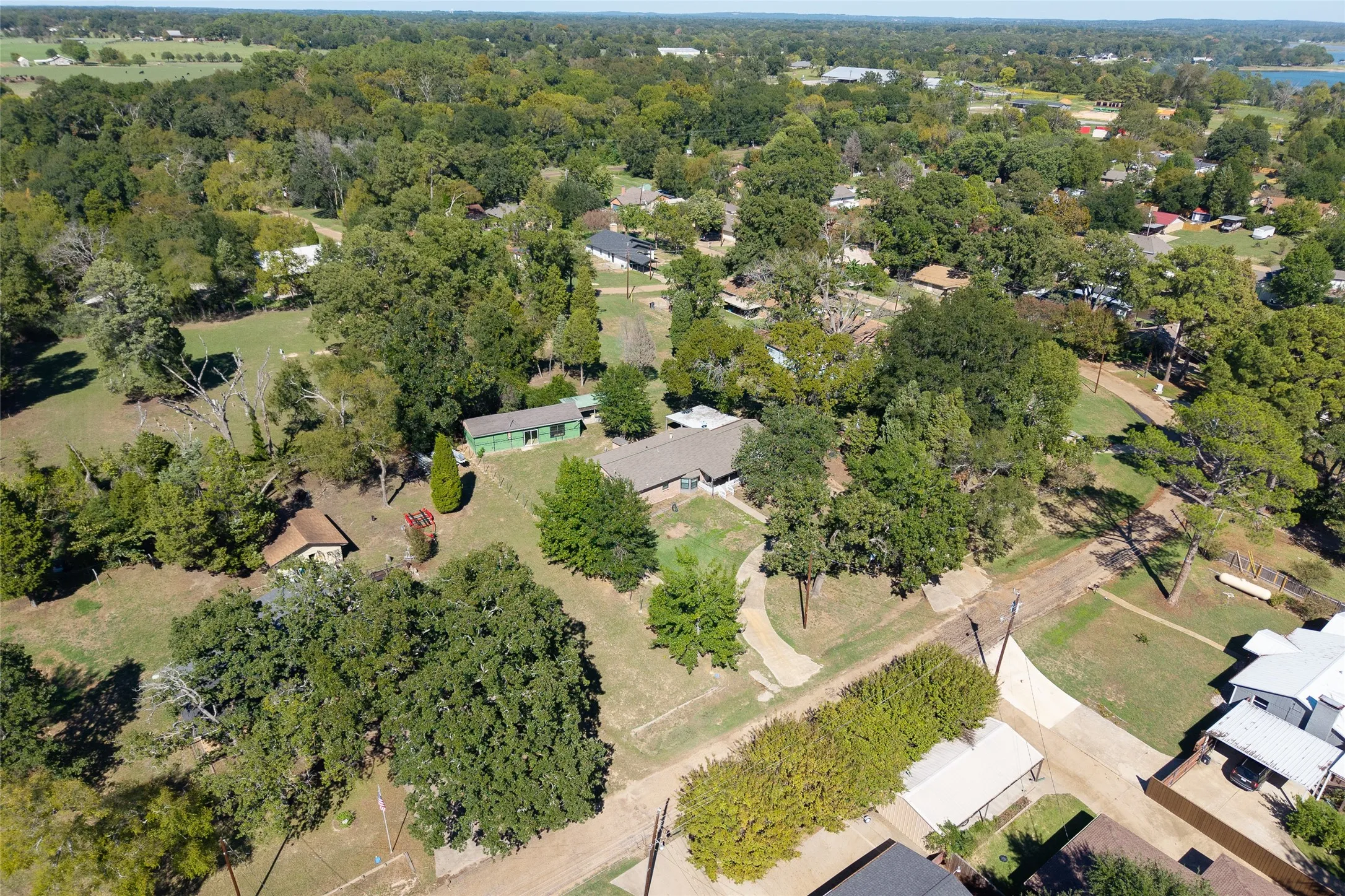 Single Family Residence For Sale in Henderson County , 210 Lake Front Drive, Mabank, Texas 75156, 2 Bedroom, 2 Bathroom, 1 Garage spaces, 1,964 Sqft, built in 1983, mls#21406993, Real Estate Agent in Mabank, Homes For Sale in Henderson county, Homes For Sale in Mabank, Realtor in Mabank Texas, Real Estate Brokerage Independent Realty Texas, Luminita Cordes Realtor