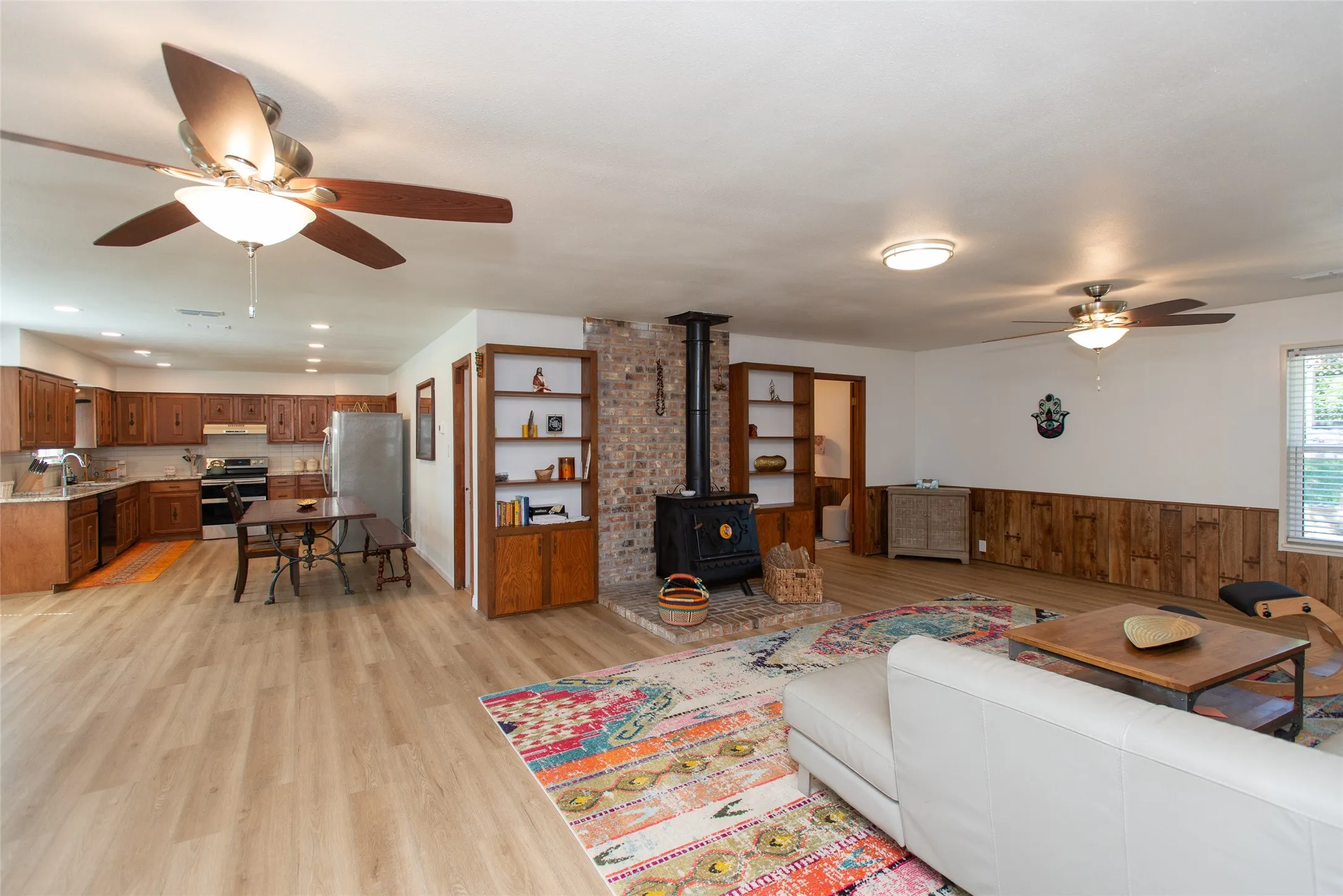 Single Family Residence For Sale in Henderson County , 210 Lake Front Drive, Mabank, Texas 75156, 2 Bedroom, 2 Bathroom, 1 Garage spaces, 1,964 Sqft, built in 1983, mls#21406993, Real Estate Agent in Mabank, Homes For Sale in Henderson county, Homes For Sale in Mabank, Realtor in Mabank Texas, Real Estate Brokerage Independent Realty Texas, Luminita Cordes Realtor