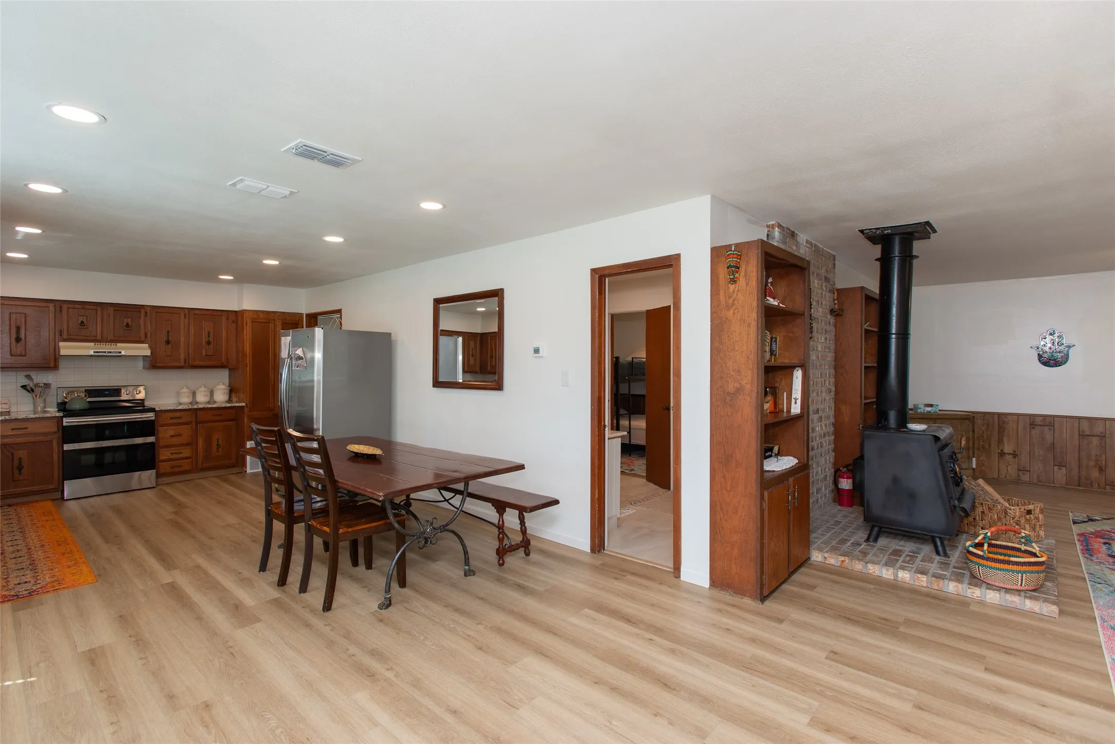 Single Family Residence For Sale in Henderson County , 210 Lake Front Drive, Mabank, Texas 75156, 2 Bedroom, 2 Bathroom, 1 Garage spaces, 1,964 Sqft, built in 1983, mls#21406993, Real Estate Agent in Mabank, Homes For Sale in Henderson county, Homes For Sale in Mabank, Realtor in Mabank Texas, Real Estate Brokerage Independent Realty Texas, Luminita Cordes Realtor