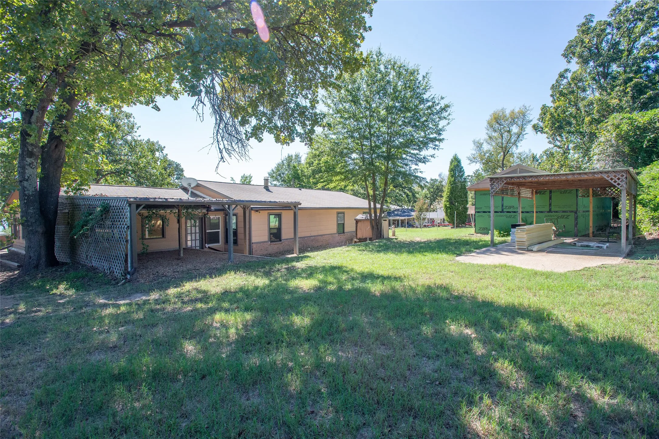Single Family Residence For Sale in Henderson County , 210 Lake Front Drive, Mabank, Texas 75156, 2 Bedroom, 2 Bathroom, 1 Garage spaces, 1,964 Sqft, built in 1983, mls#21406993, Real Estate Agent in Mabank, Homes For Sale in Henderson county, Homes For Sale in Mabank, Realtor in Mabank Texas, Real Estate Brokerage Independent Realty Texas, Luminita Cordes Realtor