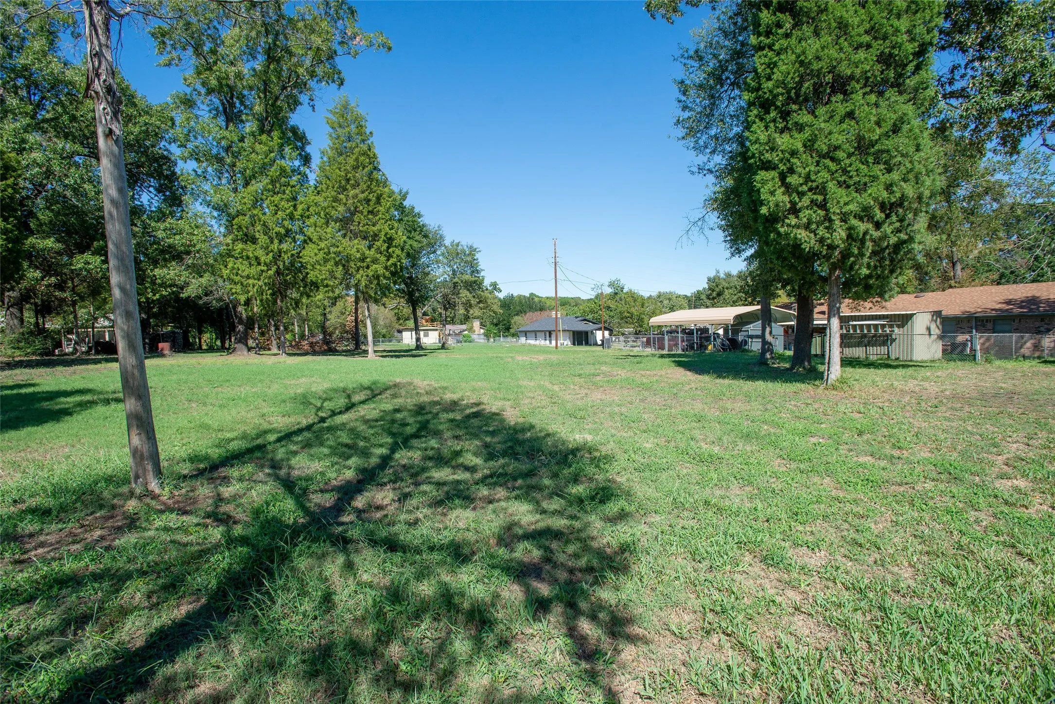Single Family Residence For Sale in Henderson County , 210 Lake Front Drive, Mabank, Texas 75156, 2 Bedroom, 2 Bathroom, 1 Garage spaces, 1,964 Sqft, built in 1983, mls#21406993, Real Estate Agent in Mabank, Homes For Sale in Henderson county, Homes For Sale in Mabank, Realtor in Mabank Texas, Real Estate Brokerage Independent Realty Texas, Luminita Cordes Realtor