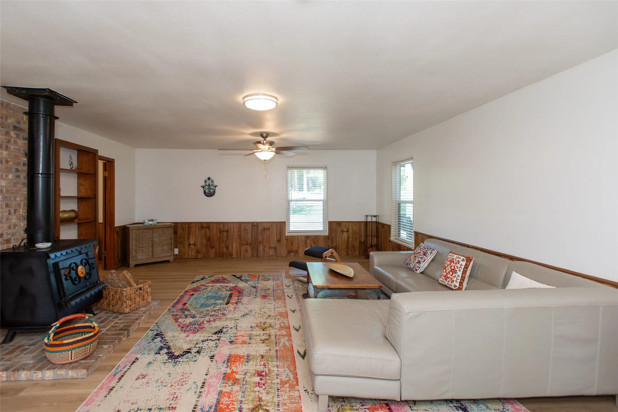 Single Family Residence For Sale in Henderson County , 210 Lake Front Drive, Mabank, Texas 75156, 2 Bedroom, 2 Bathroom, 1 Garage spaces, 1,964 Sqft, built in 1983, mls#21406993, Real Estate Agent in Mabank, Homes For Sale in Henderson county, Homes For Sale in Mabank, Realtor in Mabank Texas, Real Estate Brokerage Independent Realty Texas, Luminita Cordes Realtor