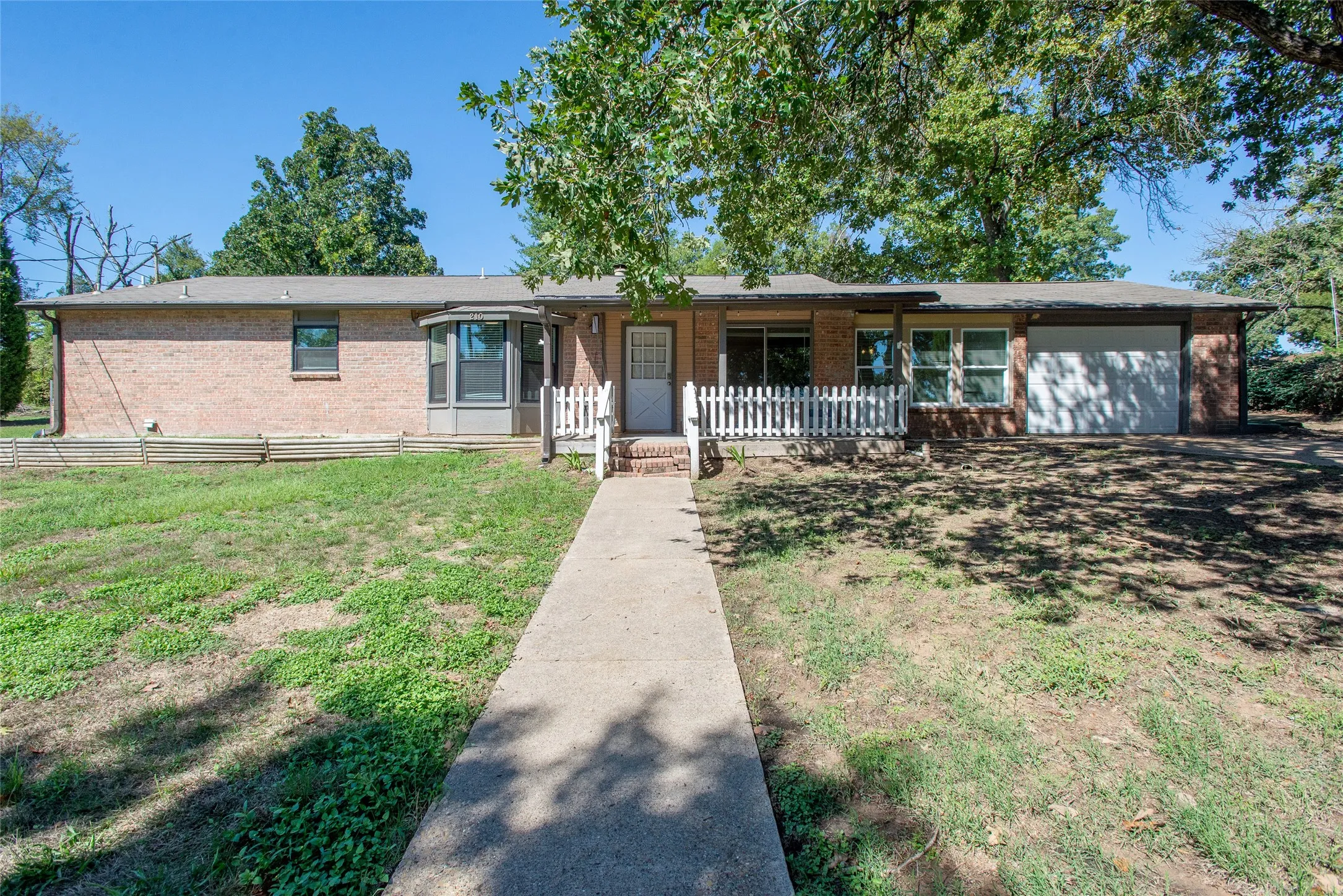 Single Family Residence For Sale in Henderson County , 210 Lake Front Drive, Mabank, Texas 75156, 2 Bedroom, 2 Bathroom, 1 Garage spaces, 1,964 Sqft, built in 1983, mls#21406993, Real Estate Agent in Mabank, Homes For Sale in Henderson county, Homes For Sale in Mabank, Realtor in Mabank Texas, Real Estate Brokerage Independent Realty Texas, Luminita Cordes Realtor