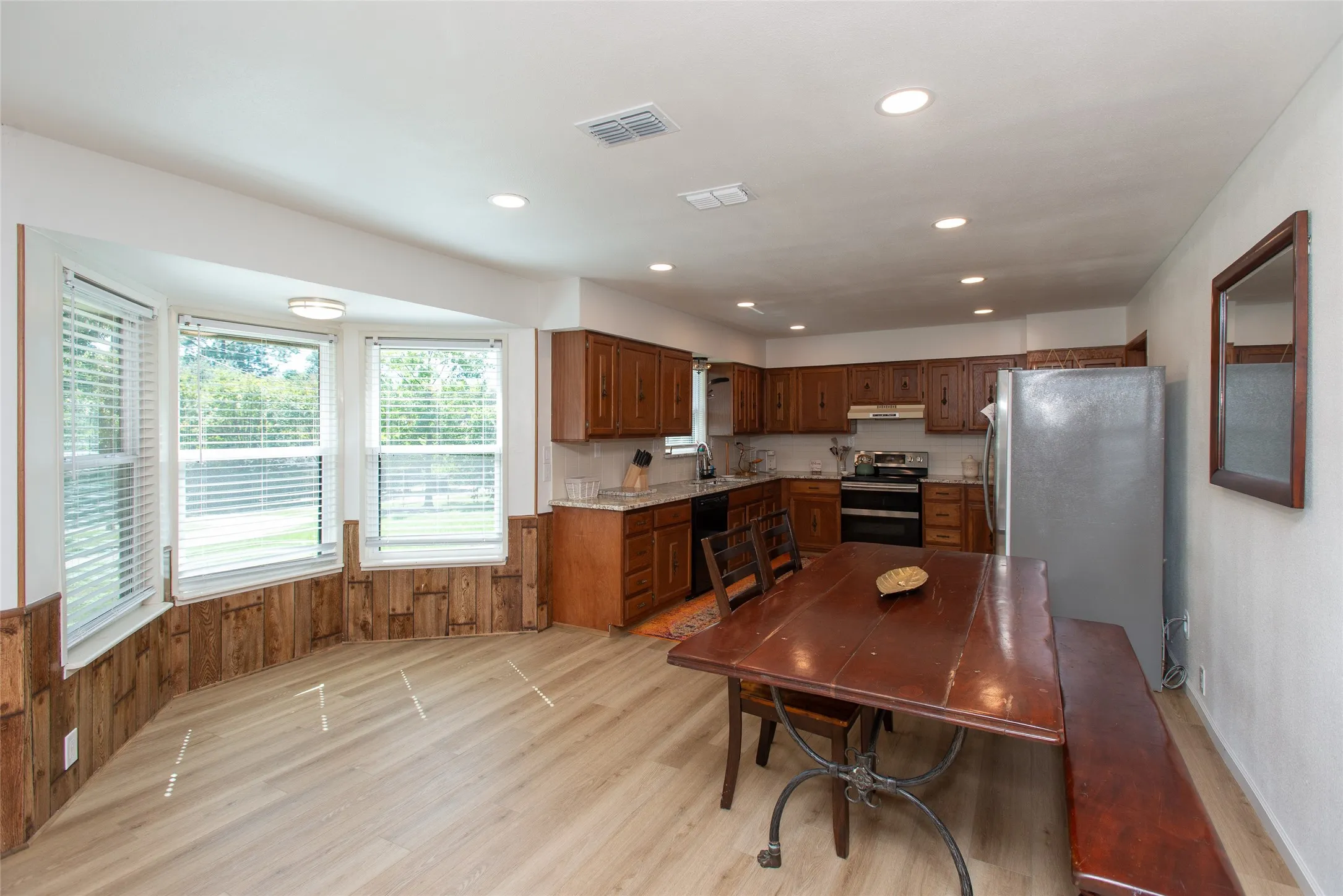 Single Family Residence For Sale in Henderson County , 210 Lake Front Drive, Mabank, Texas 75156, 2 Bedroom, 2 Bathroom, 1 Garage spaces, 1,964 Sqft, built in 1983, mls#21406993, Real Estate Agent in Mabank, Homes For Sale in Henderson county, Homes For Sale in Mabank, Realtor in Mabank Texas, Real Estate Brokerage Independent Realty Texas, Luminita Cordes Realtor