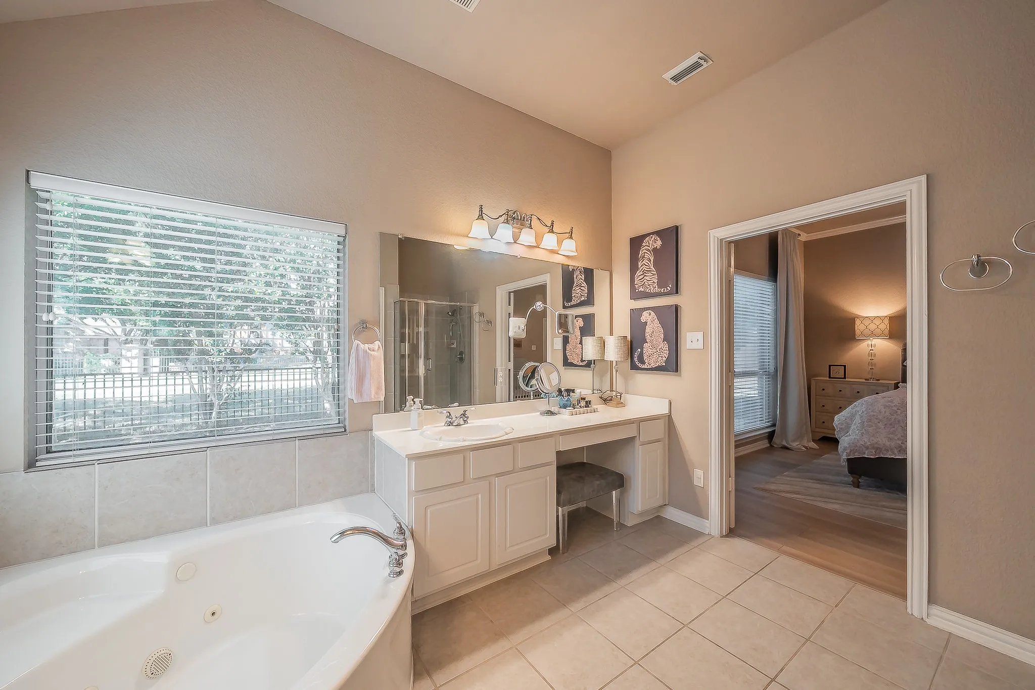 Single Family Residence For Sale in Tarrant County , 10525 Melrose Lane, Fort Worth, Texas 76244, 3 Bedroom, 2 Bathroom, 2 Garage spaces, 2,451 Sqft, built in 2002, mls#21408906, Real Estate Agent in Fort Worth, Homes For Sale in Tarrant county, Homes For Sale in Fort Worth, Realtor in Fort Worth Texas, Real Estate Brokerage Independent Realty Texas, Luminita Cordes Realtor