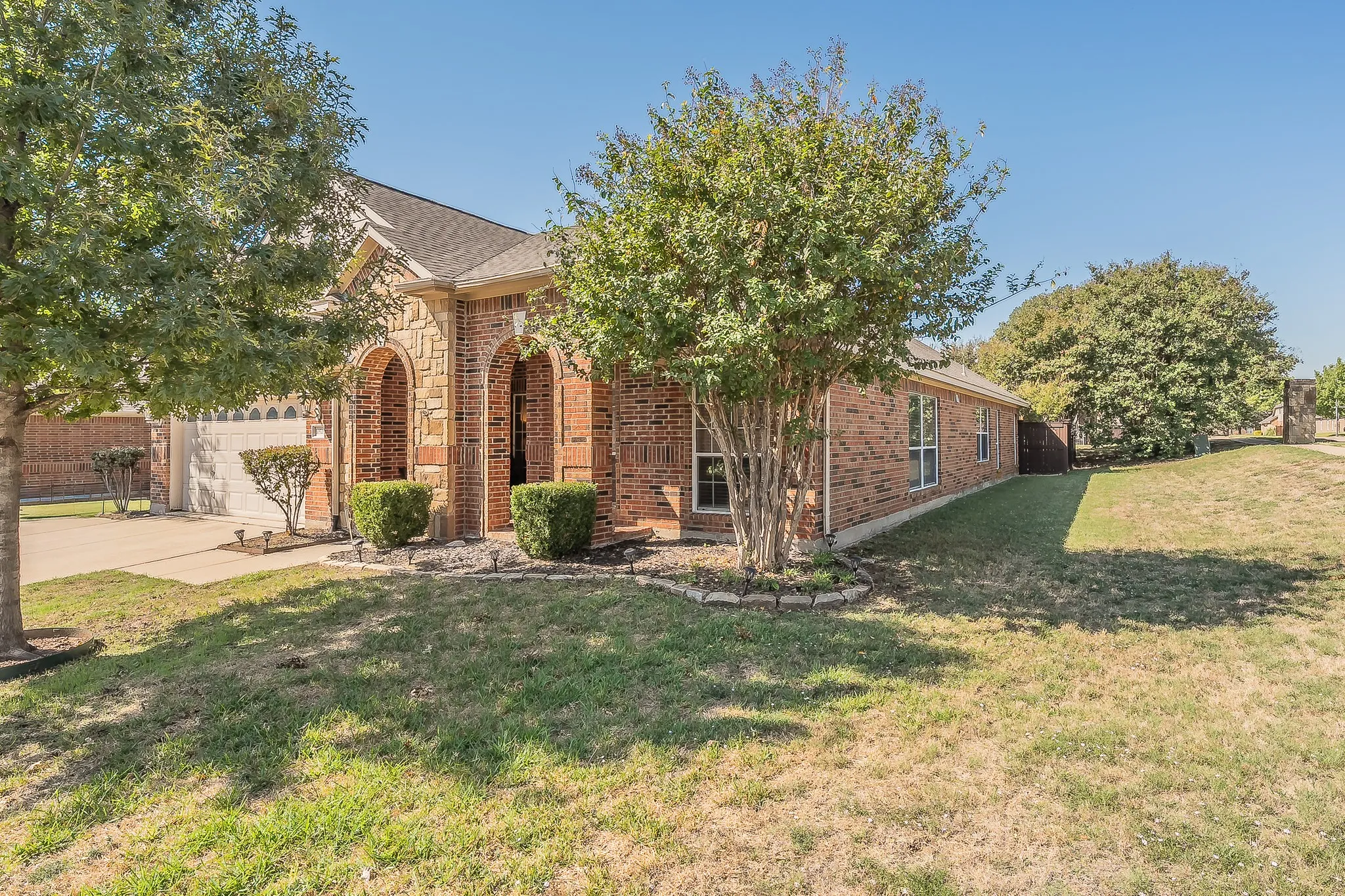 Single Family Residence For Sale in Tarrant County , 10525 Melrose Lane, Fort Worth, Texas 76244, 3 Bedroom, 2 Bathroom, 2 Garage spaces, 2,451 Sqft, built in 2002, mls#21408906, Real Estate Agent in Fort Worth, Homes For Sale in Tarrant county, Homes For Sale in Fort Worth, Realtor in Fort Worth Texas, Real Estate Brokerage Independent Realty Texas, Luminita Cordes Realtor