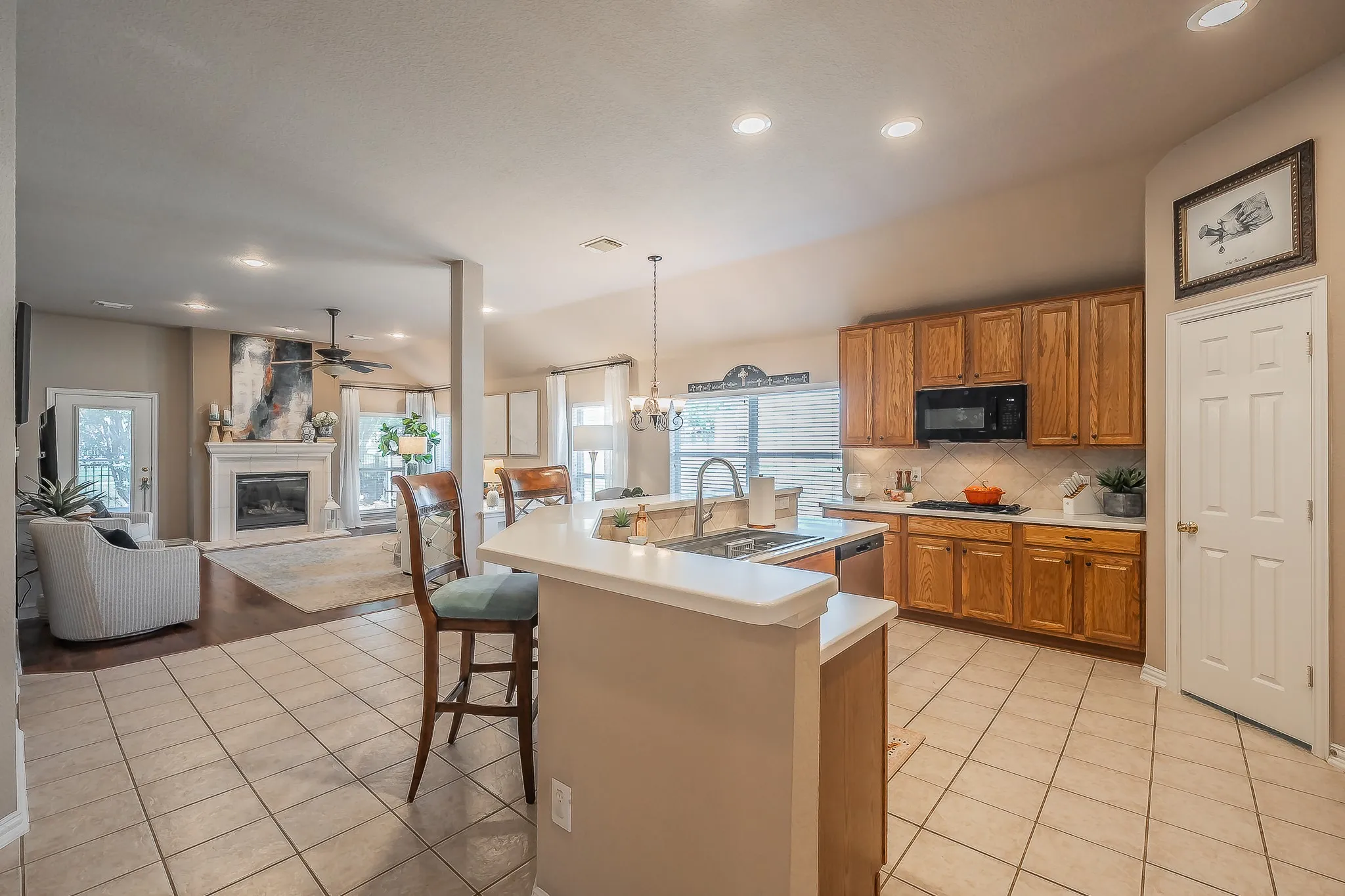 Single Family Residence For Sale in Tarrant County , 10525 Melrose Lane, Fort Worth, Texas 76244, 3 Bedroom, 2 Bathroom, 2 Garage spaces, 2,451 Sqft, built in 2002, mls#21408906, Real Estate Agent in Fort Worth, Homes For Sale in Tarrant county, Homes For Sale in Fort Worth, Realtor in Fort Worth Texas, Real Estate Brokerage Independent Realty Texas, Luminita Cordes Realtor