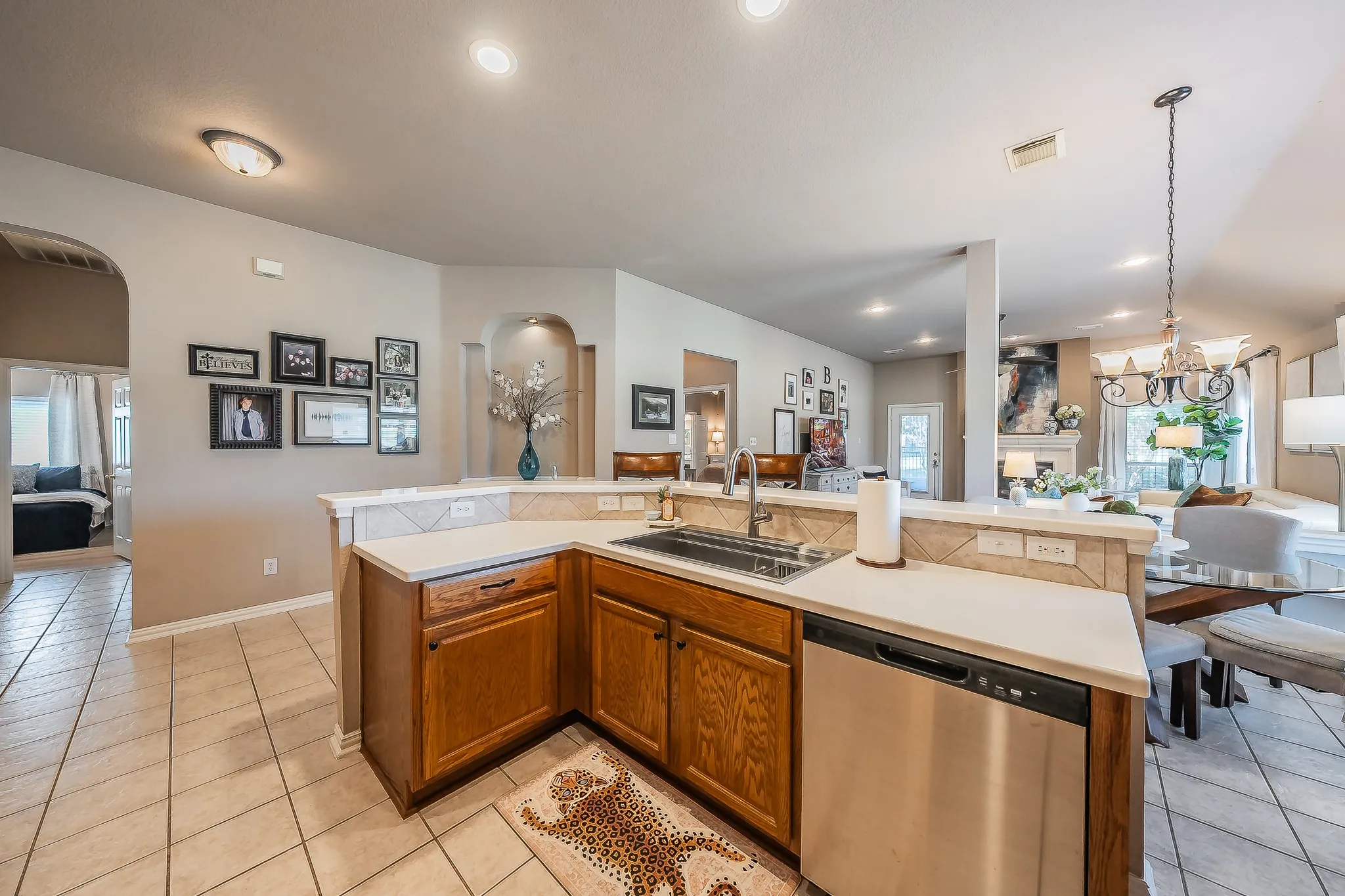 Single Family Residence For Sale in Tarrant County , 10525 Melrose Lane, Fort Worth, Texas 76244, 3 Bedroom, 2 Bathroom, 2 Garage spaces, 2,451 Sqft, built in 2002, mls#21408906, Real Estate Agent in Fort Worth, Homes For Sale in Tarrant county, Homes For Sale in Fort Worth, Realtor in Fort Worth Texas, Real Estate Brokerage Independent Realty Texas, Luminita Cordes Realtor