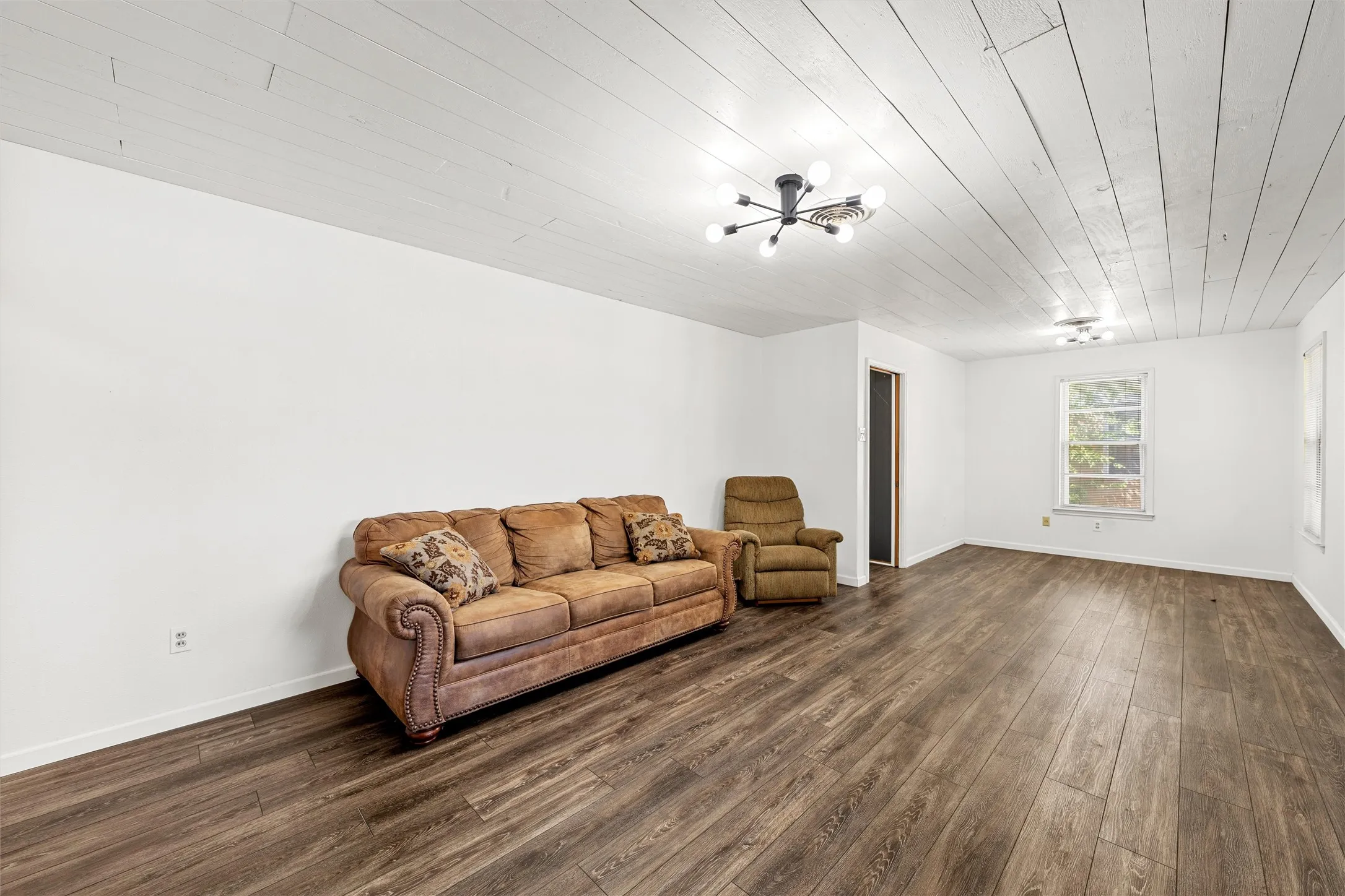 Single Family Residence For Sale in Mc Lennan County , 900 N 59th Street, Waco, Texas 76710, 4 Bedroom, 3 Bathroom, Garage spaces, 2,042 Sqft, built in 1961, mls#21410045, Real Estate Agent in Waco, Homes For Sale in Mc Lennan county, Homes For Sale in Waco, Realtor in Waco Texas, Real Estate Brokerage Independent Realty Texas, Luminita Cordes Realtor