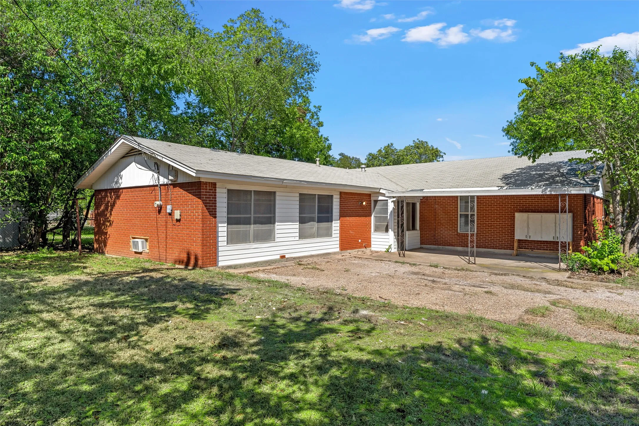Single Family Residence For Sale in Mc Lennan County , 900 N 59th Street, Waco, Texas 76710, 4 Bedroom, 3 Bathroom, Garage spaces, 2,042 Sqft, built in 1961, mls#21410045, Real Estate Agent in Waco, Homes For Sale in Mc Lennan county, Homes For Sale in Waco, Realtor in Waco Texas, Real Estate Brokerage Independent Realty Texas, Luminita Cordes Realtor