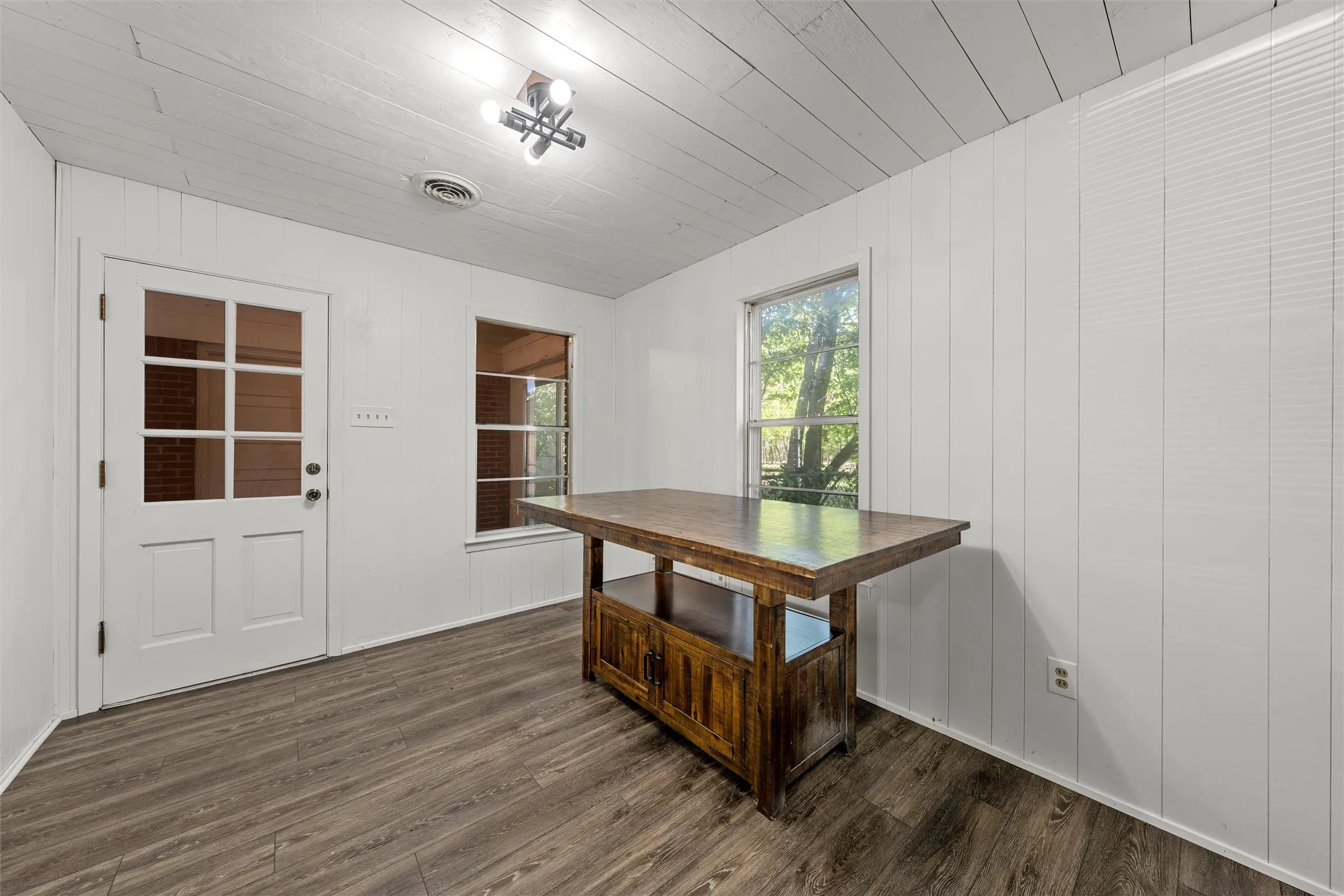 Single Family Residence For Sale in Mc Lennan County , 900 N 59th Street, Waco, Texas 76710, 4 Bedroom, 3 Bathroom, Garage spaces, 2,042 Sqft, built in 1961, mls#21410045, Real Estate Agent in Waco, Homes For Sale in Mc Lennan county, Homes For Sale in Waco, Realtor in Waco Texas, Real Estate Brokerage Independent Realty Texas, Luminita Cordes Realtor