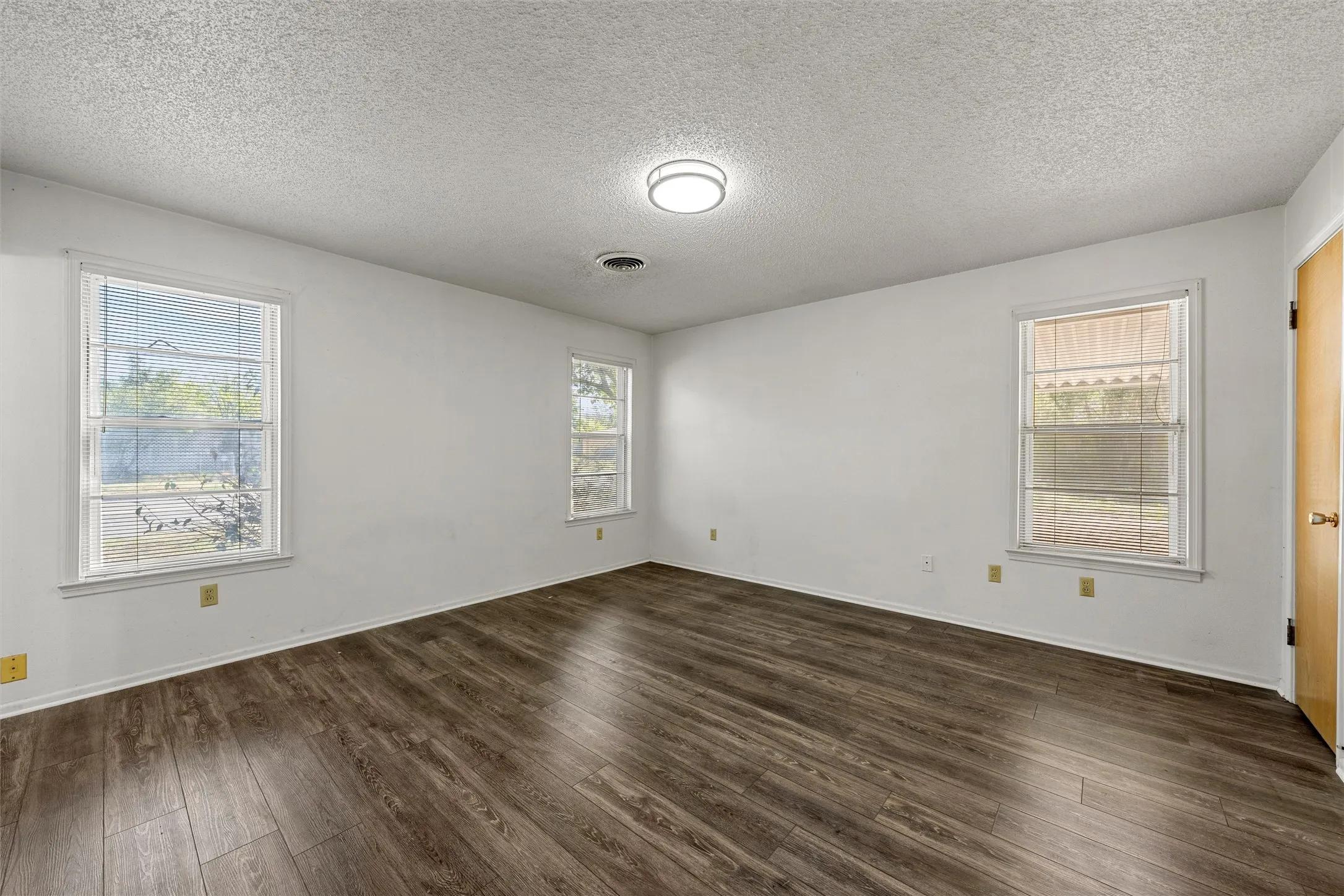 Single Family Residence For Sale in Mc Lennan County , 900 N 59th Street, Waco, Texas 76710, 4 Bedroom, 3 Bathroom, Garage spaces, 2,042 Sqft, built in 1961, mls#21410045, Real Estate Agent in Waco, Homes For Sale in Mc Lennan county, Homes For Sale in Waco, Realtor in Waco Texas, Real Estate Brokerage Independent Realty Texas, Luminita Cordes Realtor