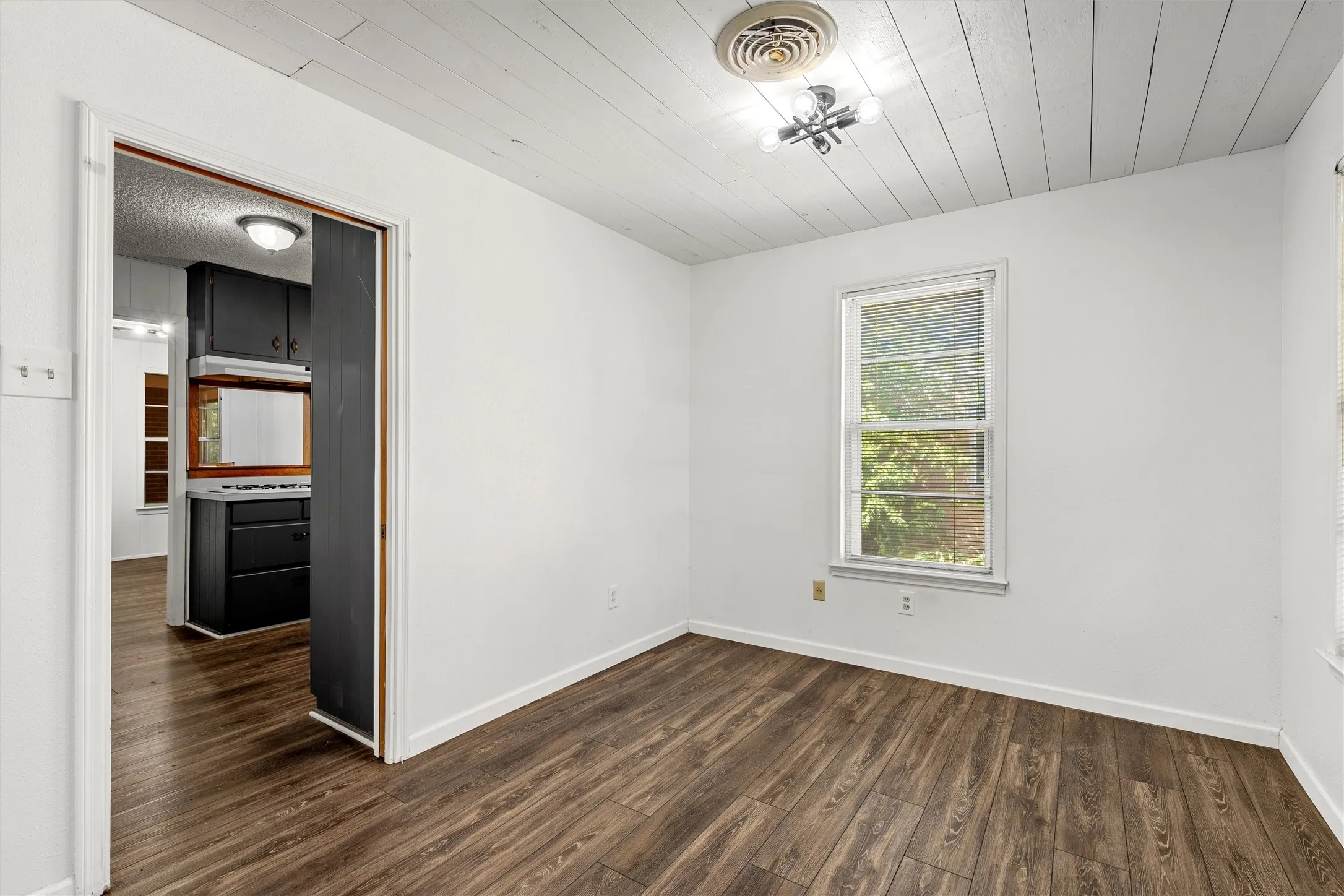 Single Family Residence For Sale in Mc Lennan County , 900 N 59th Street, Waco, Texas 76710, 4 Bedroom, 3 Bathroom, Garage spaces, 2,042 Sqft, built in 1961, mls#21410045, Real Estate Agent in Waco, Homes For Sale in Mc Lennan county, Homes For Sale in Waco, Realtor in Waco Texas, Real Estate Brokerage Independent Realty Texas, Luminita Cordes Realtor