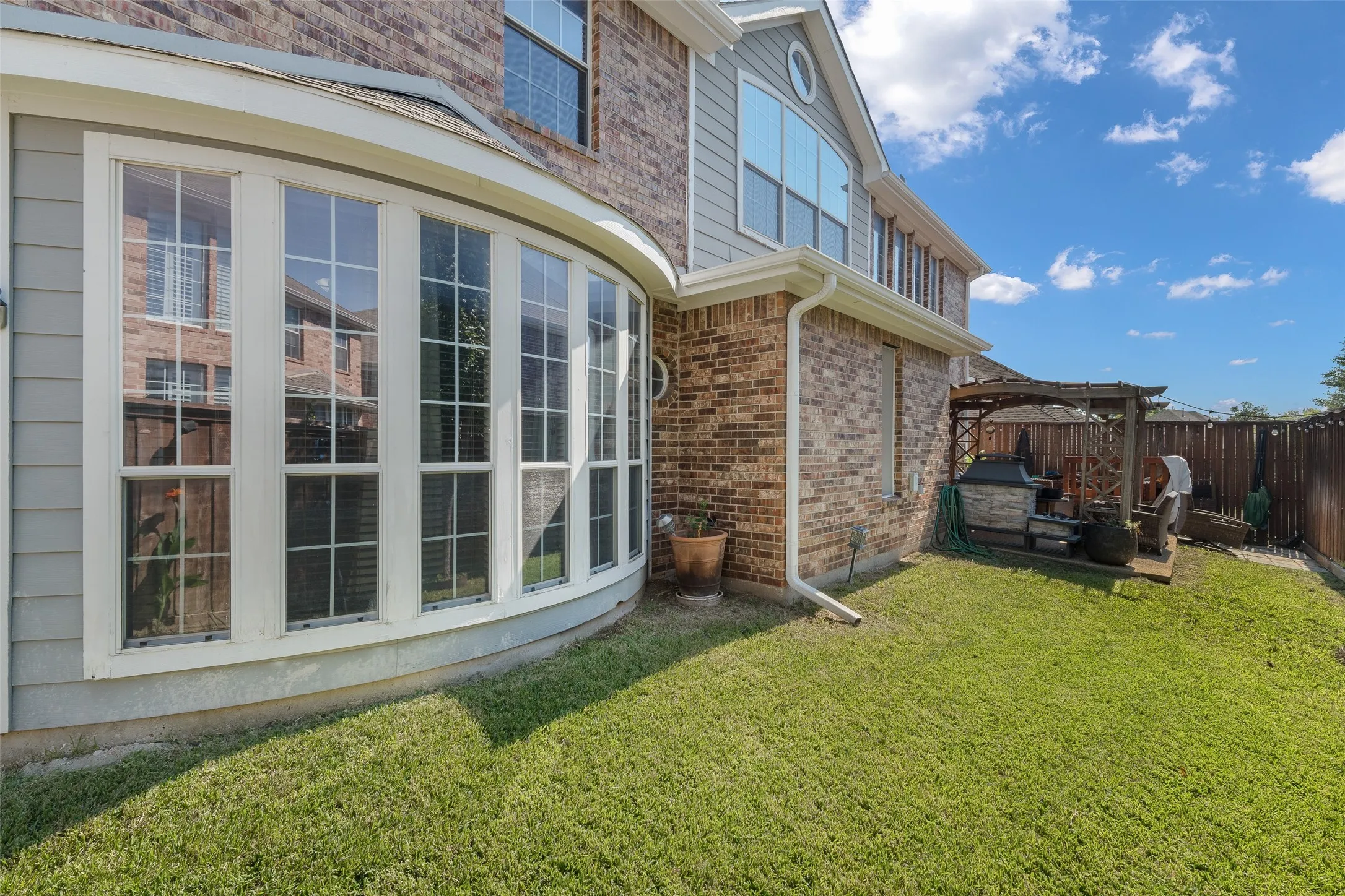 Single Family Residence For Rent in Dallas County , 3819 Winding Forest Drive, Grand Prairie, Texas 75052, 5 Bedroom, 4 Bathroom, 2 Garage spaces, 3,607 Sqft, built in 2003, mls#21411109, Real Estate Agent in Grand Prairie, Homes For Rent in Dallas county, Homes For Rent in Grand Prairie, Realtor in Grand Prairie Texas, Real Estate Brokerage Independent Realty Texas, Luminita Cordes Realtor