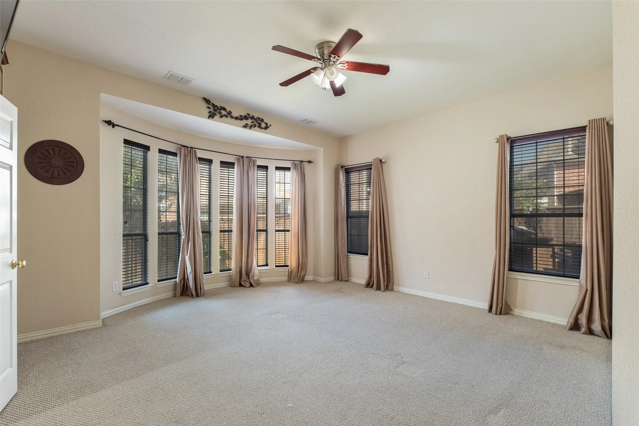 Single Family Residence For Rent in Dallas County , 3819 Winding Forest Drive, Grand Prairie, Texas 75052, 5 Bedroom, 4 Bathroom, 2 Garage spaces, 3,607 Sqft, built in 2003, mls#21411109, Real Estate Agent in Grand Prairie, Homes For Rent in Dallas county, Homes For Rent in Grand Prairie, Realtor in Grand Prairie Texas, Real Estate Brokerage Independent Realty Texas, Luminita Cordes Realtor