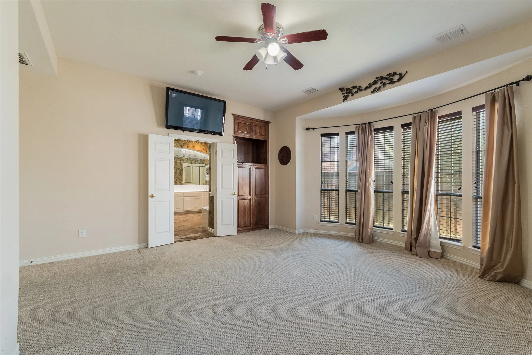 Single Family Residence For Rent in Dallas County , 3819 Winding Forest Drive, Grand Prairie, Texas 75052, 5 Bedroom, 4 Bathroom, 2 Garage spaces, 3,607 Sqft, built in 2003, mls#21411109, Real Estate Agent in Grand Prairie, Homes For Rent in Dallas county, Homes For Rent in Grand Prairie, Realtor in Grand Prairie Texas, Real Estate Brokerage Independent Realty Texas, Luminita Cordes Realtor