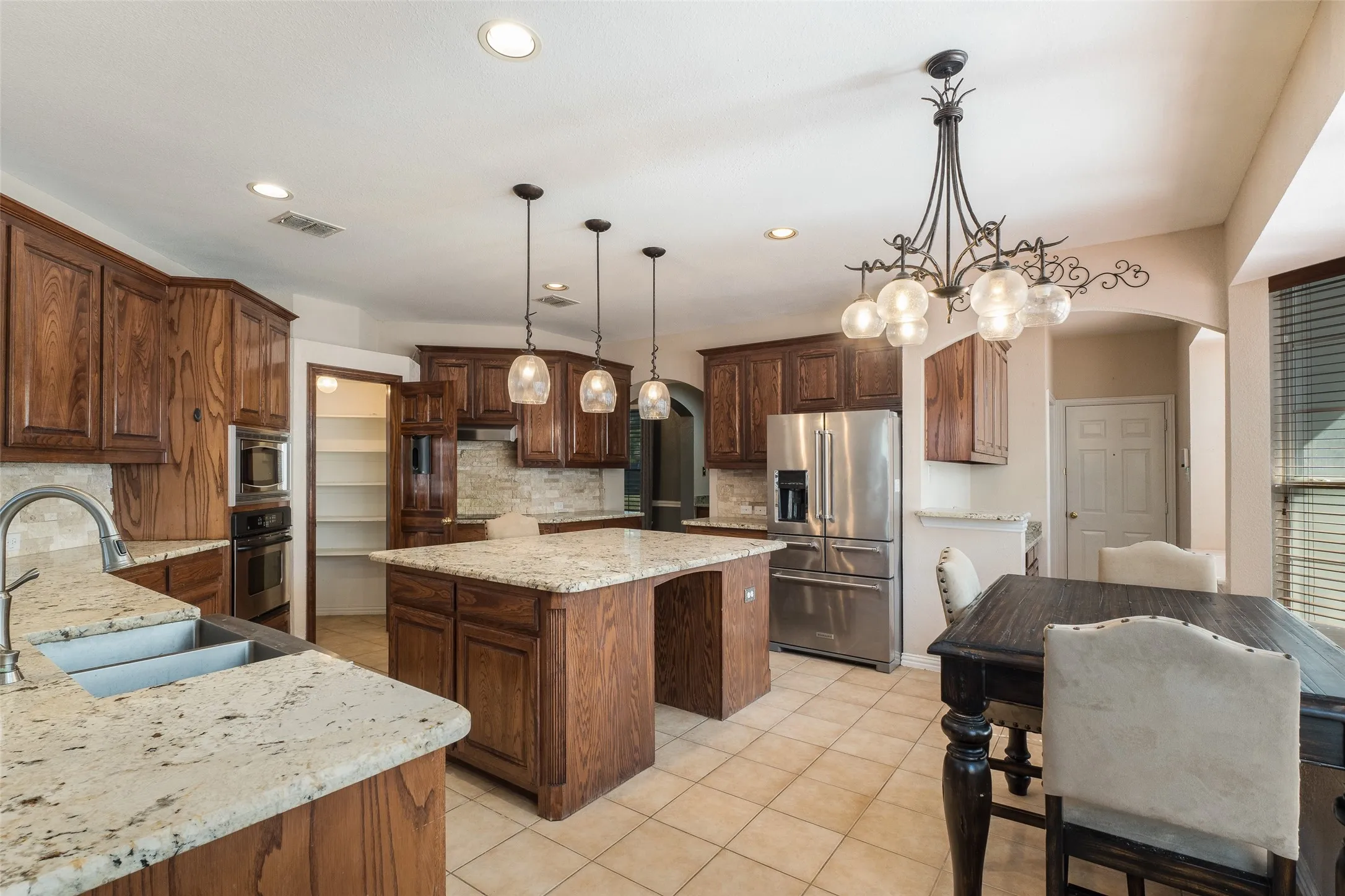 Single Family Residence For Rent in Dallas County , 3819 Winding Forest Drive, Grand Prairie, Texas 75052, 5 Bedroom, 4 Bathroom, 2 Garage spaces, 3,607 Sqft, built in 2003, mls#21411109, Real Estate Agent in Grand Prairie, Homes For Rent in Dallas county, Homes For Rent in Grand Prairie, Realtor in Grand Prairie Texas, Real Estate Brokerage Independent Realty Texas, Luminita Cordes Realtor