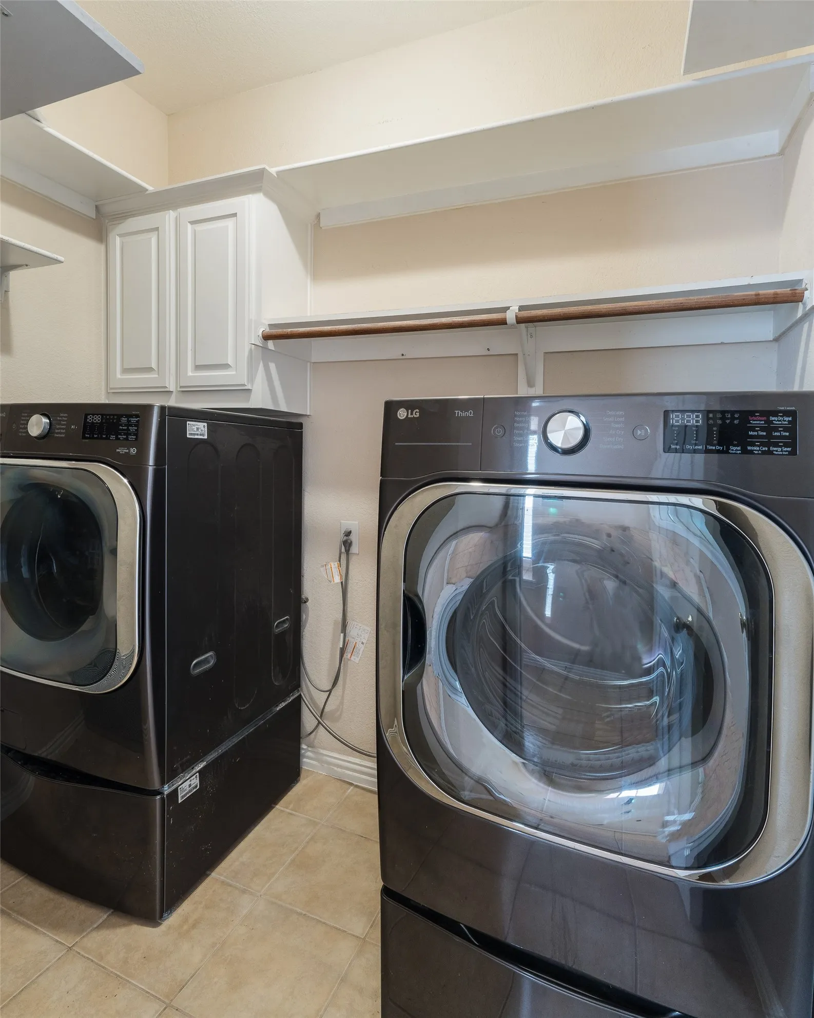 Single Family Residence For Rent in Dallas County , 3819 Winding Forest Drive, Grand Prairie, Texas 75052, 5 Bedroom, 4 Bathroom, 2 Garage spaces, 3,607 Sqft, built in 2003, mls#21411109, Real Estate Agent in Grand Prairie, Homes For Rent in Dallas county, Homes For Rent in Grand Prairie, Realtor in Grand Prairie Texas, Real Estate Brokerage Independent Realty Texas, Luminita Cordes Realtor