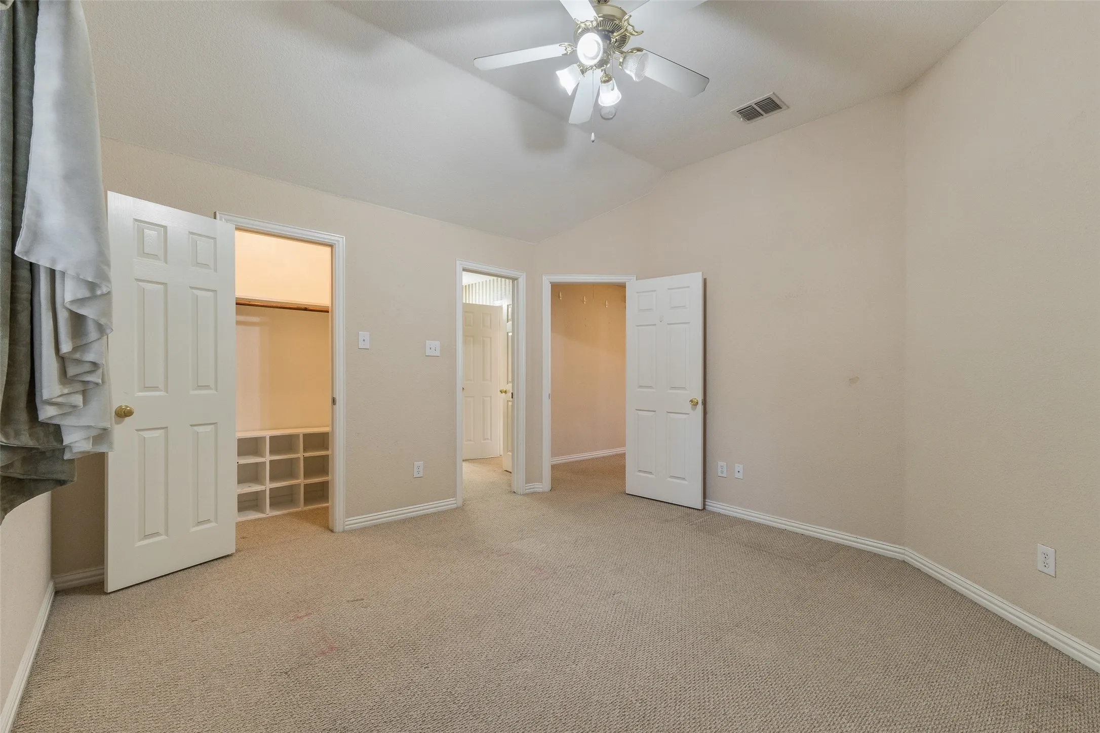 Single Family Residence For Rent in Dallas County , 3819 Winding Forest Drive, Grand Prairie, Texas 75052, 5 Bedroom, 4 Bathroom, 2 Garage spaces, 3,607 Sqft, built in 2003, mls#21411109, Real Estate Agent in Grand Prairie, Homes For Rent in Dallas county, Homes For Rent in Grand Prairie, Realtor in Grand Prairie Texas, Real Estate Brokerage Independent Realty Texas, Luminita Cordes Realtor
