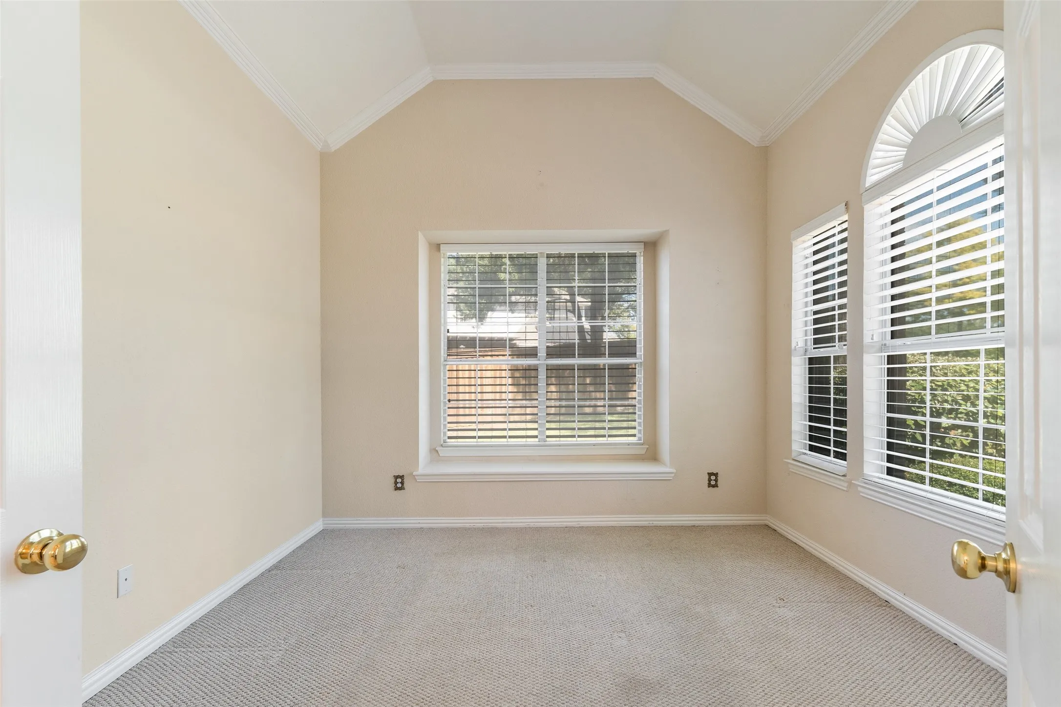 Single Family Residence For Rent in Dallas County , 3819 Winding Forest Drive, Grand Prairie, Texas 75052, 5 Bedroom, 4 Bathroom, 2 Garage spaces, 3,607 Sqft, built in 2003, mls#21411109, Real Estate Agent in Grand Prairie, Homes For Rent in Dallas county, Homes For Rent in Grand Prairie, Realtor in Grand Prairie Texas, Real Estate Brokerage Independent Realty Texas, Luminita Cordes Realtor