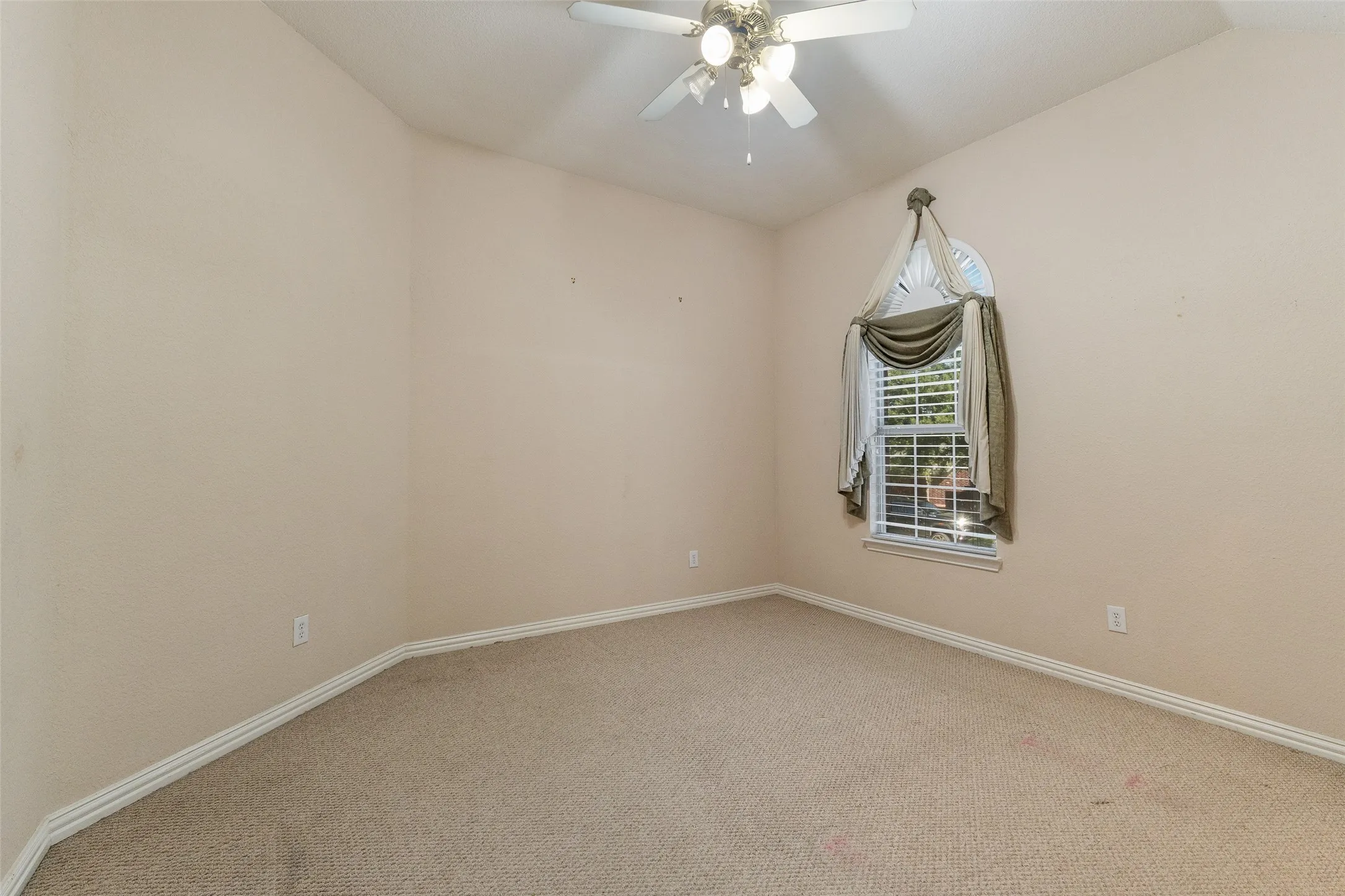 Single Family Residence For Rent in Dallas County , 3819 Winding Forest Drive, Grand Prairie, Texas 75052, 5 Bedroom, 4 Bathroom, 2 Garage spaces, 3,607 Sqft, built in 2003, mls#21411109, Real Estate Agent in Grand Prairie, Homes For Rent in Dallas county, Homes For Rent in Grand Prairie, Realtor in Grand Prairie Texas, Real Estate Brokerage Independent Realty Texas, Luminita Cordes Realtor