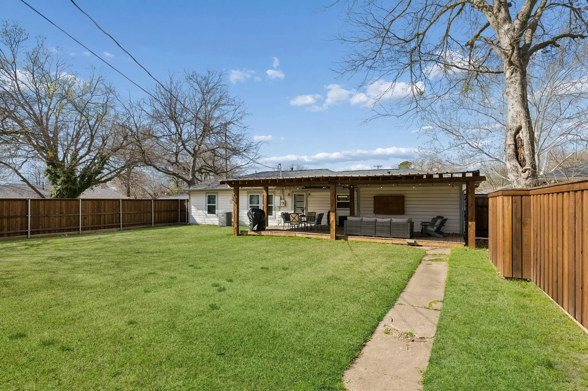 Single Family Residence For Sale in Grayson County , 1401 N Highland Avenue, Sherman, Texas 75092, 4 Bedroom, 2 Bathroom, Garage spaces, 1,628 Sqft, built in 1953, mls#21411118, Real Estate Agent in Sherman, Homes For Sale in Grayson county, Homes For Sale in Sherman, Realtor in Sherman Texas, Real Estate Brokerage Independent Realty Texas, Luminita Cordes Realtor