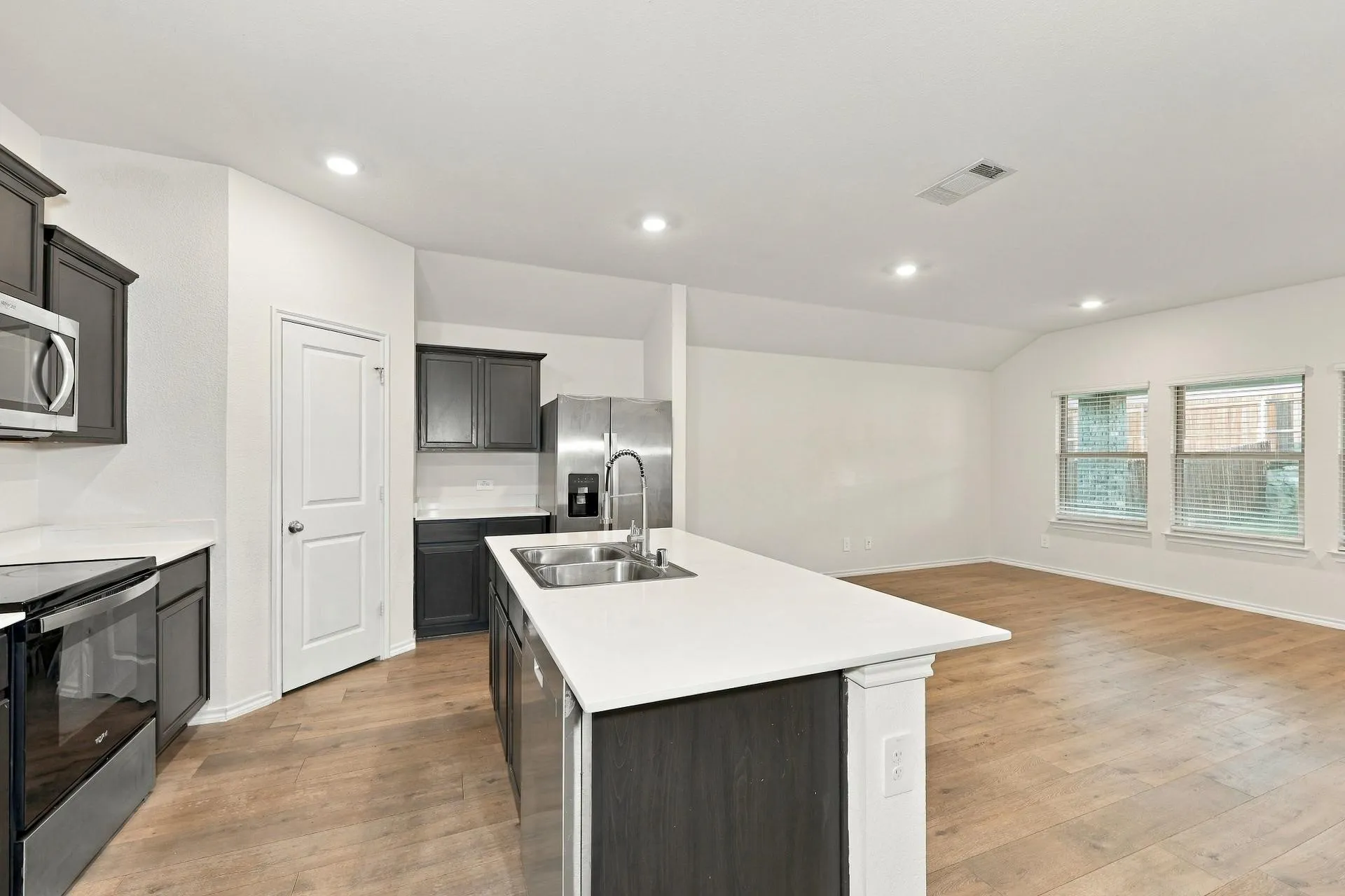 Single Family Residence For Rent in Ellis County , 921 Keystone Court, Ferris, Texas 75125, 4 Bedroom, 2 Bathroom, 2 Garage spaces, 1,850 Sqft, built in 2023, mls#21411140, Real Estate Agent in Ferris, Homes For Rent in Ellis county, Homes For Rent in Ferris, Realtor in Ferris Texas, Real Estate Brokerage Independent Realty Texas, Luminita Cordes Realtor
