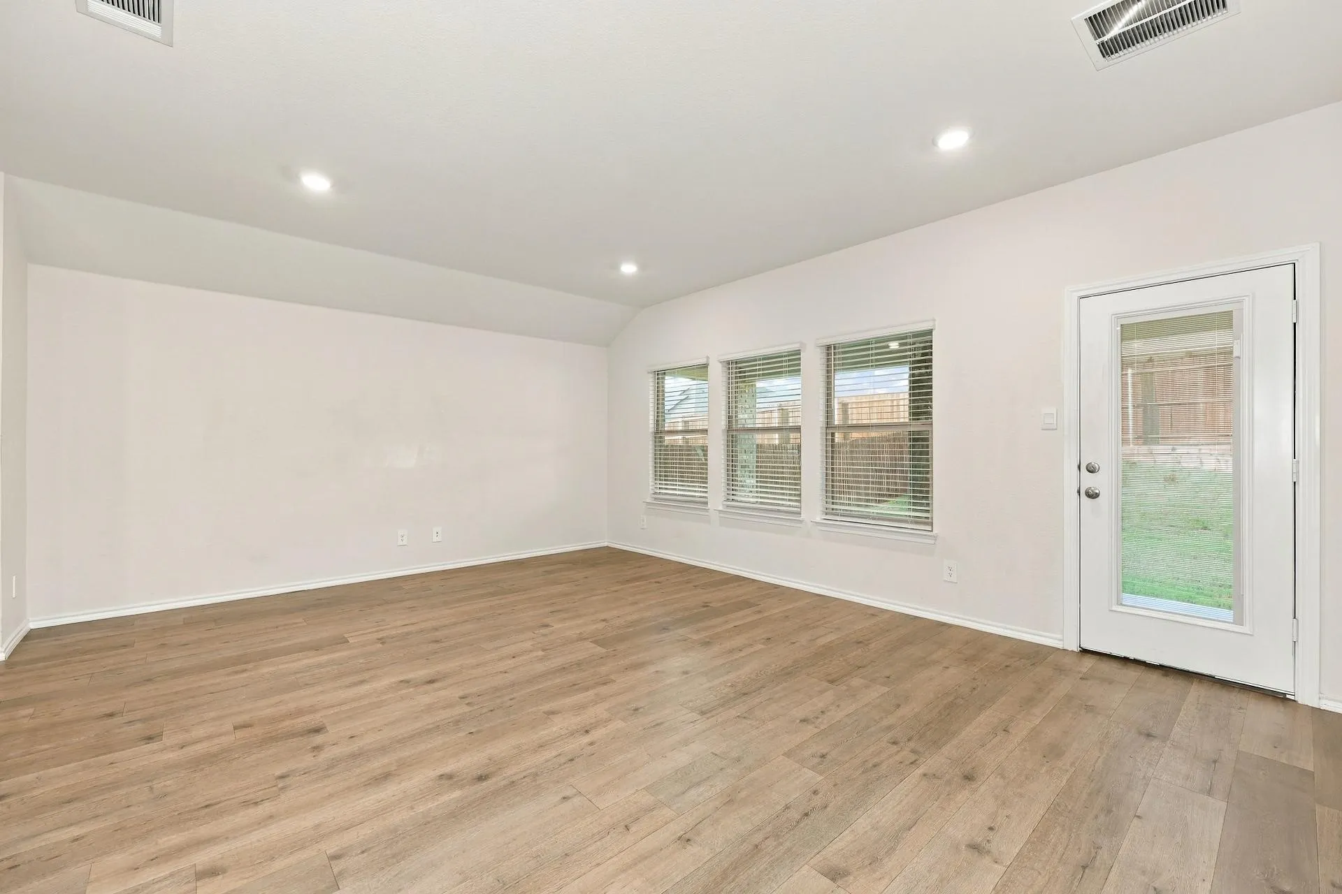 Single Family Residence For Rent in Ellis County , 921 Keystone Court, Ferris, Texas 75125, 4 Bedroom, 2 Bathroom, 2 Garage spaces, 1,850 Sqft, built in 2023, mls#21411140, Real Estate Agent in Ferris, Homes For Rent in Ellis county, Homes For Rent in Ferris, Realtor in Ferris Texas, Real Estate Brokerage Independent Realty Texas, Luminita Cordes Realtor