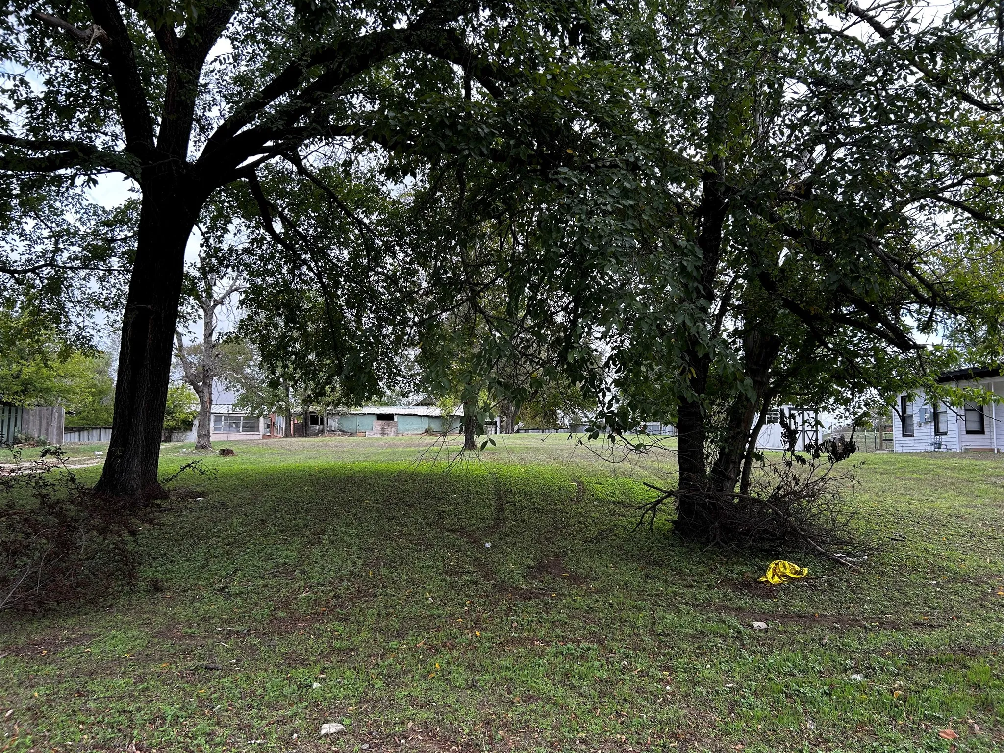 Single Family Residence For Sale in Coryell County , 109 E Leon Street, Gatesville, Texas 76528, 3 Bedroom, 1 Bathroom, Garage spaces, 928 Sqft, built in 1970, mls#21410934, Real Estate Agent in Gatesville, Homes For Sale in Coryell county, Homes For Sale in Gatesville, Realtor in Gatesville Texas, Real Estate Brokerage Independent Realty Texas, Luminita Cordes Realtor
