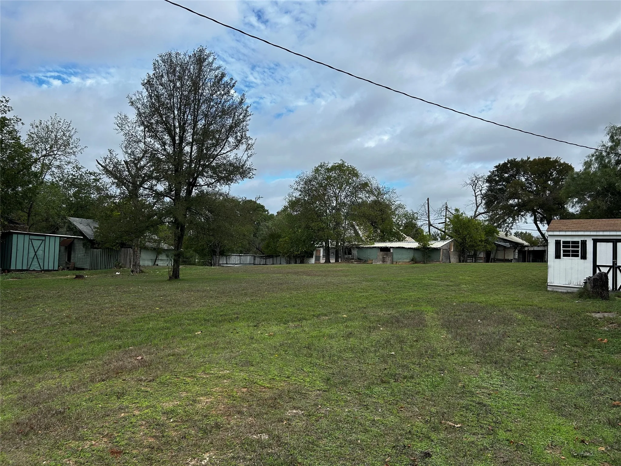 Single Family Residence For Sale in Coryell County , 109 E Leon Street, Gatesville, Texas 76528, 3 Bedroom, 1 Bathroom, Garage spaces, 928 Sqft, built in 1970, mls#21410934, Real Estate Agent in Gatesville, Homes For Sale in Coryell county, Homes For Sale in Gatesville, Realtor in Gatesville Texas, Real Estate Brokerage Independent Realty Texas, Luminita Cordes Realtor