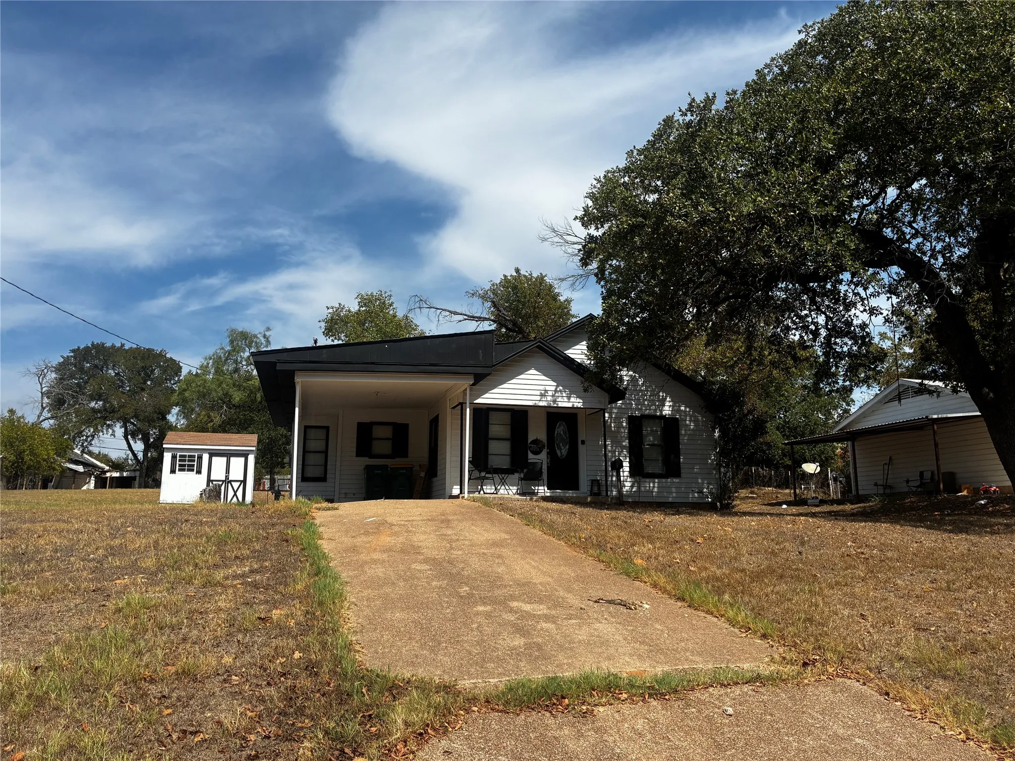 Single Family Residence For Sale in Coryell County , 109 E Leon Street, Gatesville, Texas 76528, 3 Bedroom, 1 Bathroom, Garage spaces, 928 Sqft, built in 1970, mls#21410934, Real Estate Agent in Gatesville, Homes For Sale in Coryell county, Homes For Sale in Gatesville, Realtor in Gatesville Texas, Real Estate Brokerage Independent Realty Texas, Luminita Cordes Realtor