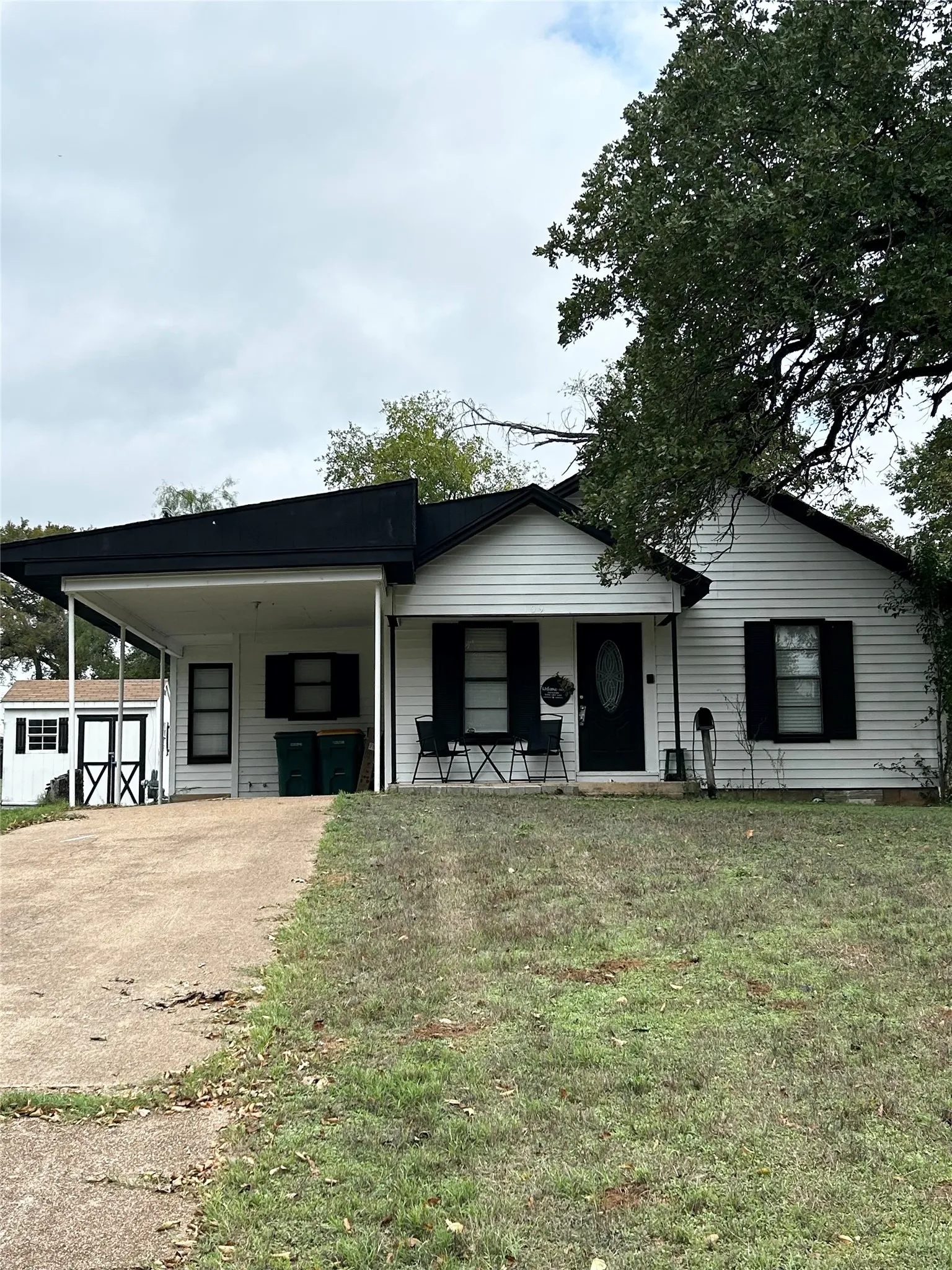 Single Family Residence For Sale in Coryell County , 109 E Leon Street, Gatesville, Texas 76528, 3 Bedroom, 1 Bathroom, Garage spaces, 928 Sqft, built in 1970, mls#21410934, Real Estate Agent in Gatesville, Homes For Sale in Coryell county, Homes For Sale in Gatesville, Realtor in Gatesville Texas, Real Estate Brokerage Independent Realty Texas, Luminita Cordes Realtor