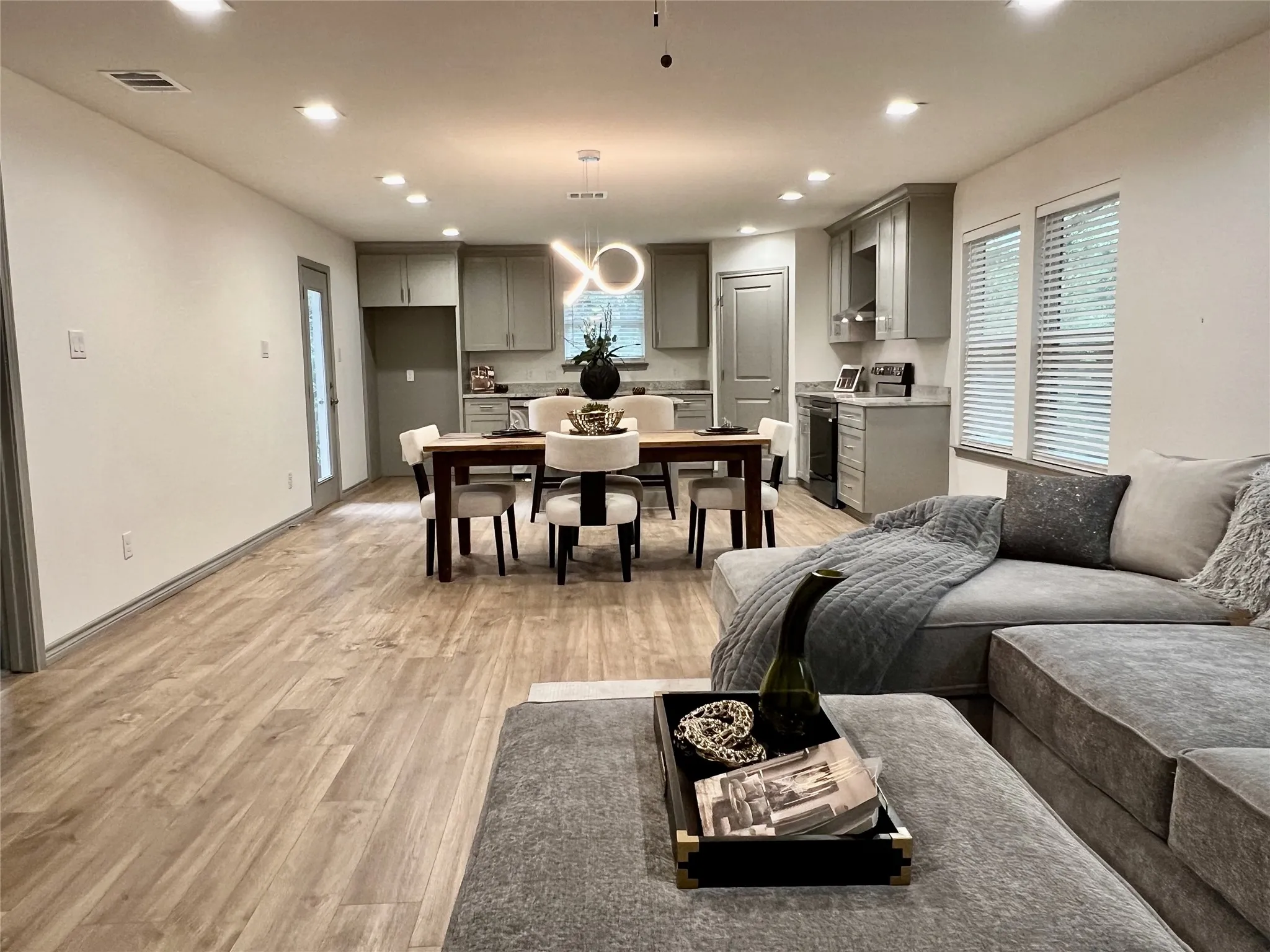 Single Family Residence For Sale in Dallas County , 1438 E Waco Avenue, Dallas, Texas 75216, 3 Bedroom, 2 Bathroom, 1 Garage spaces, 1,800 Sqft, built in 2023, mls#21410822, Real Estate Agent in Dallas, Homes For Sale in Dallas county, Homes For Sale in Dallas, Realtor in Dallas Texas, Real Estate Brokerage Independent Realty Texas, Luminita Cordes Realtor